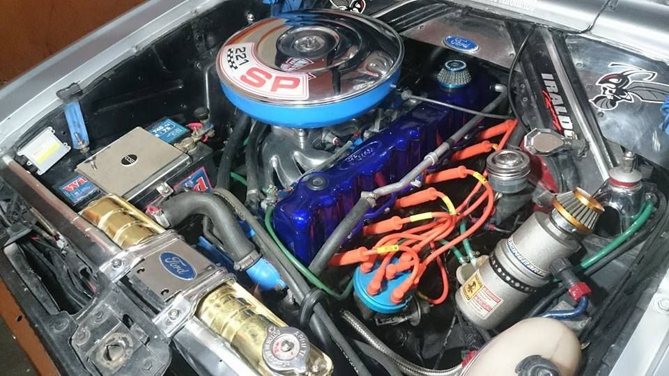 Un primer plano del motor de un automóvil con la palabra sp escrita en él.