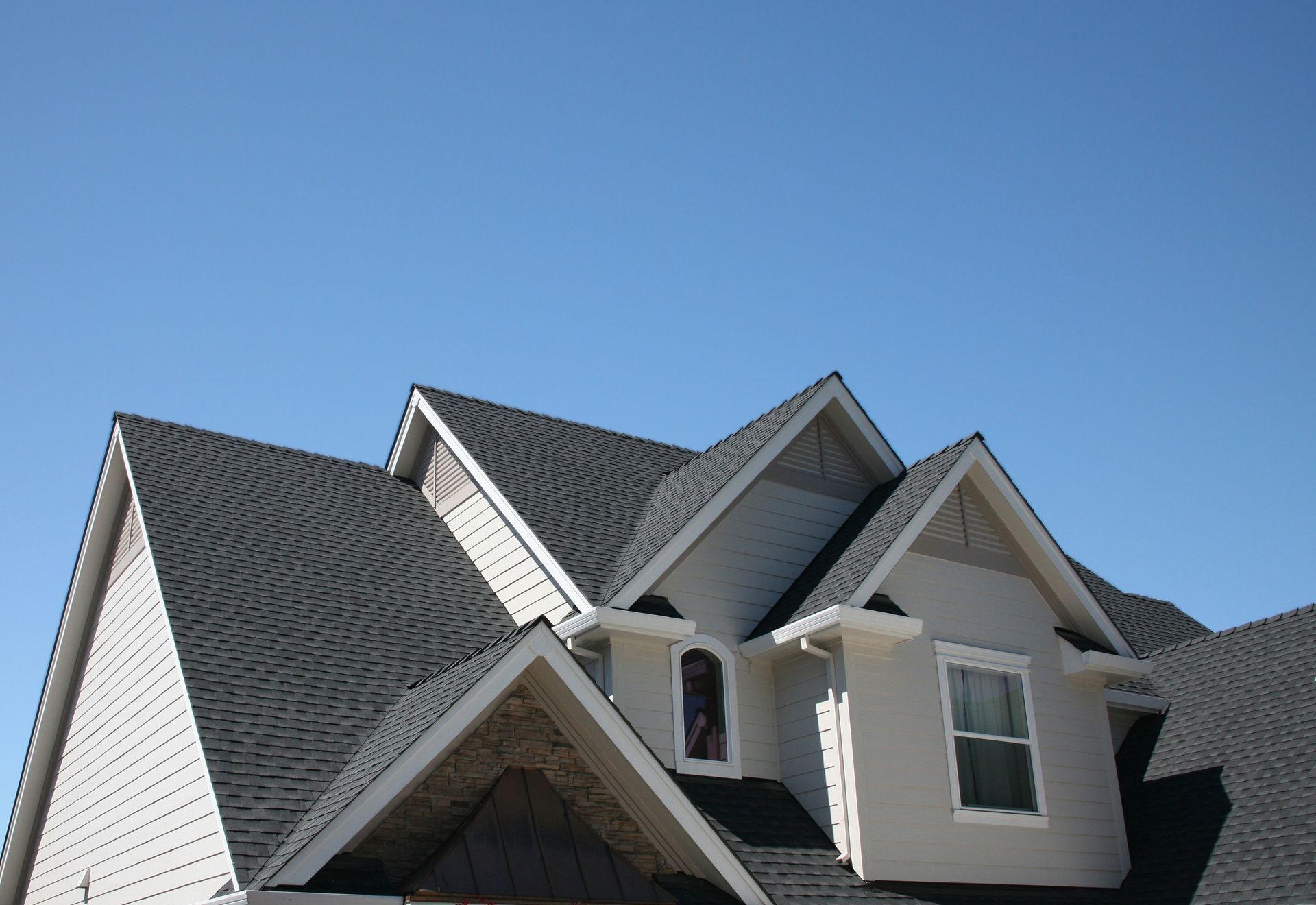 Le toit d'une maison avec un ciel bleu en arrière-plan