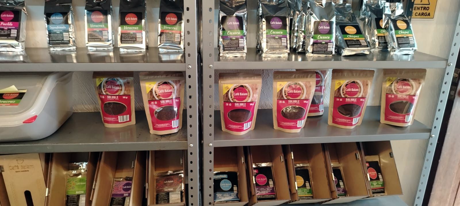 Estanterías repletas de diversas bolsas y cajas de café.