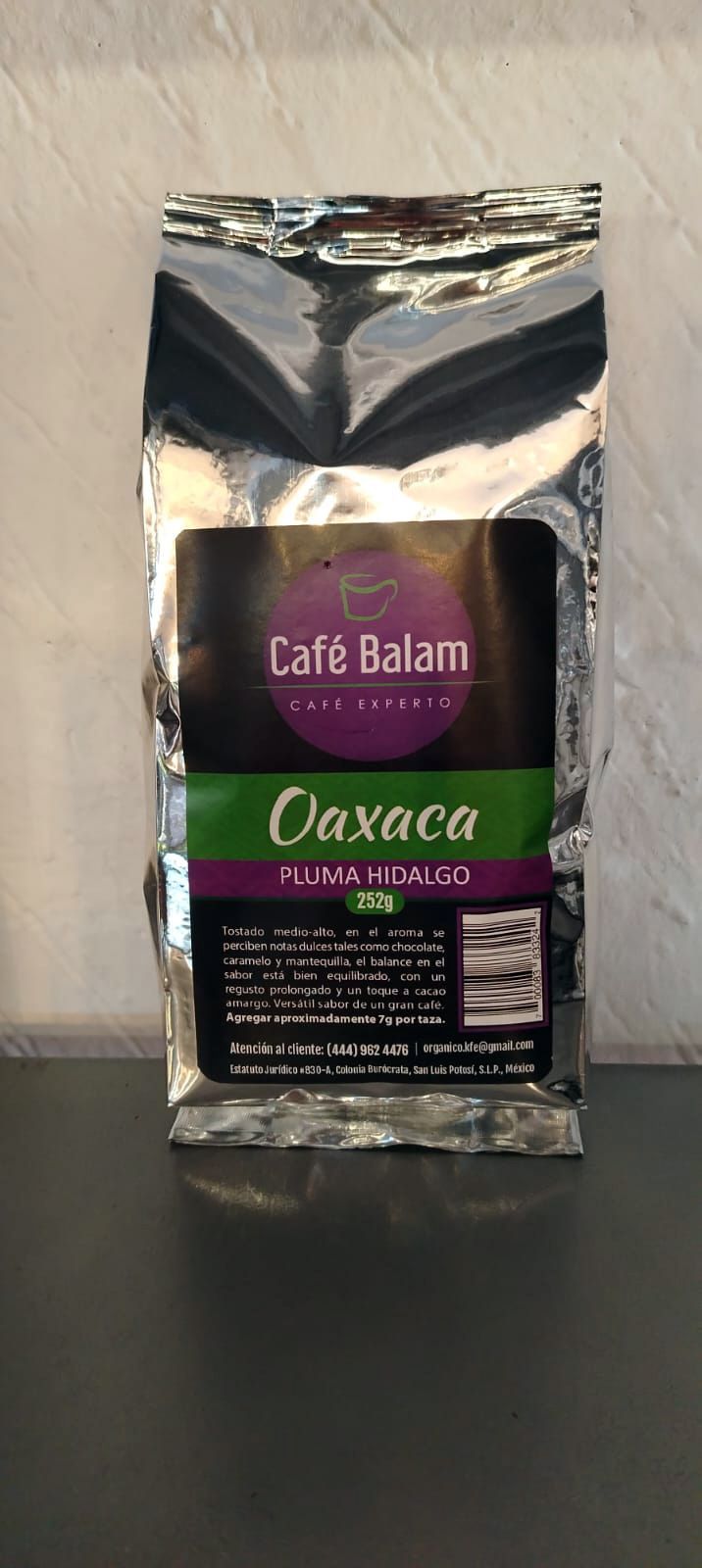 Bolsa de café plateada con etiqueta: 