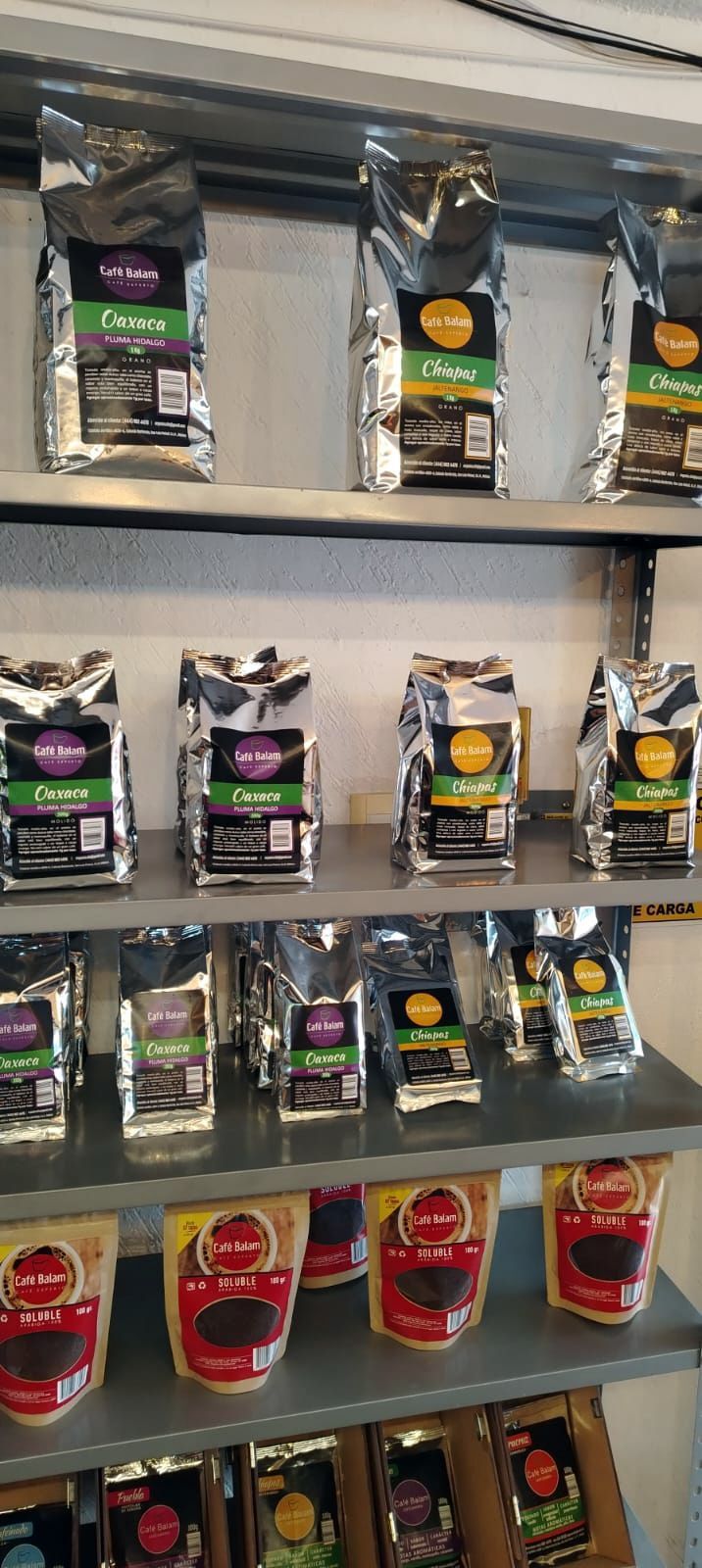 Estantes de bolsas de café envasado en una tienda.