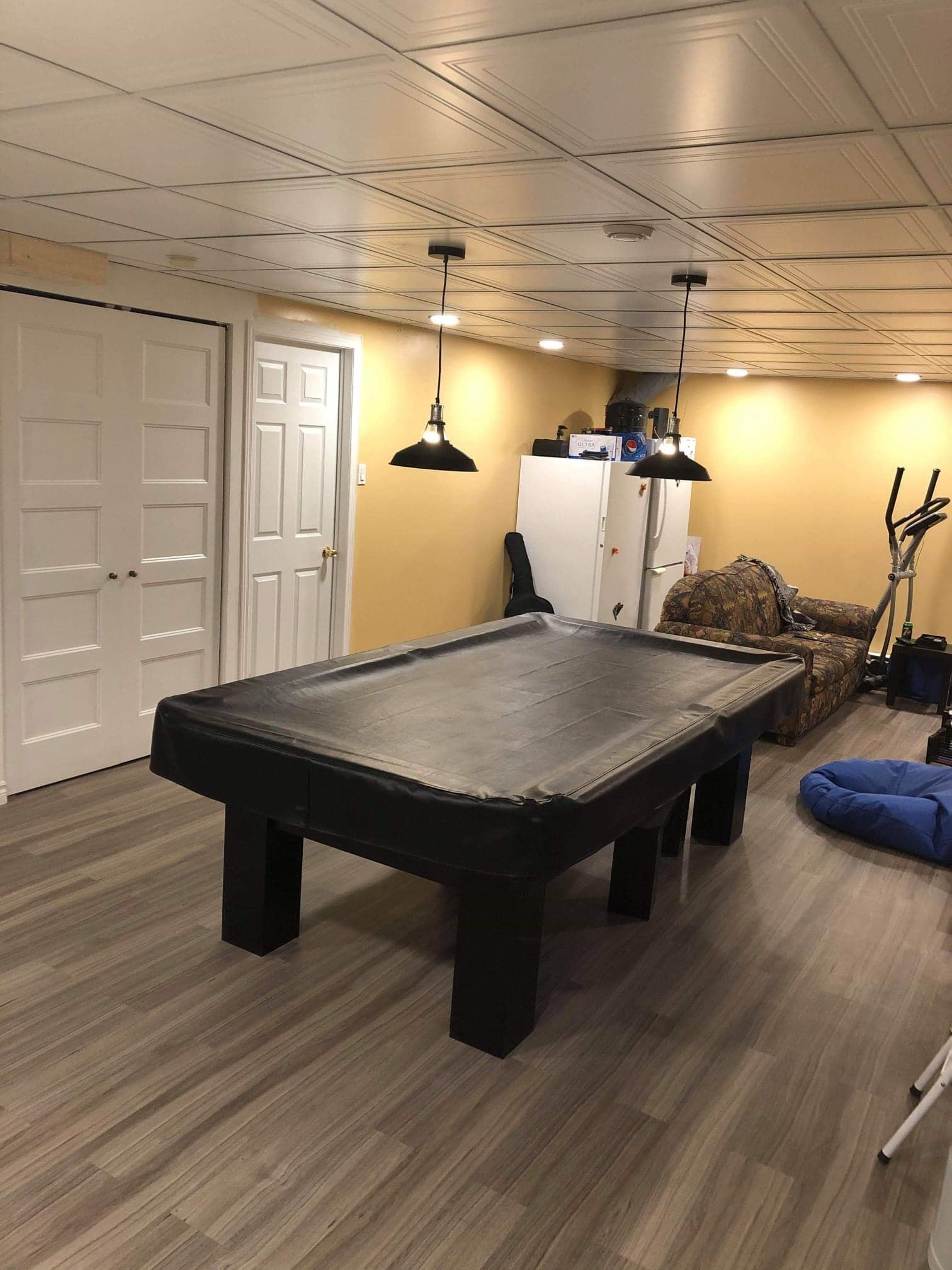 Il y a une table de billard au milieu de la pièce.