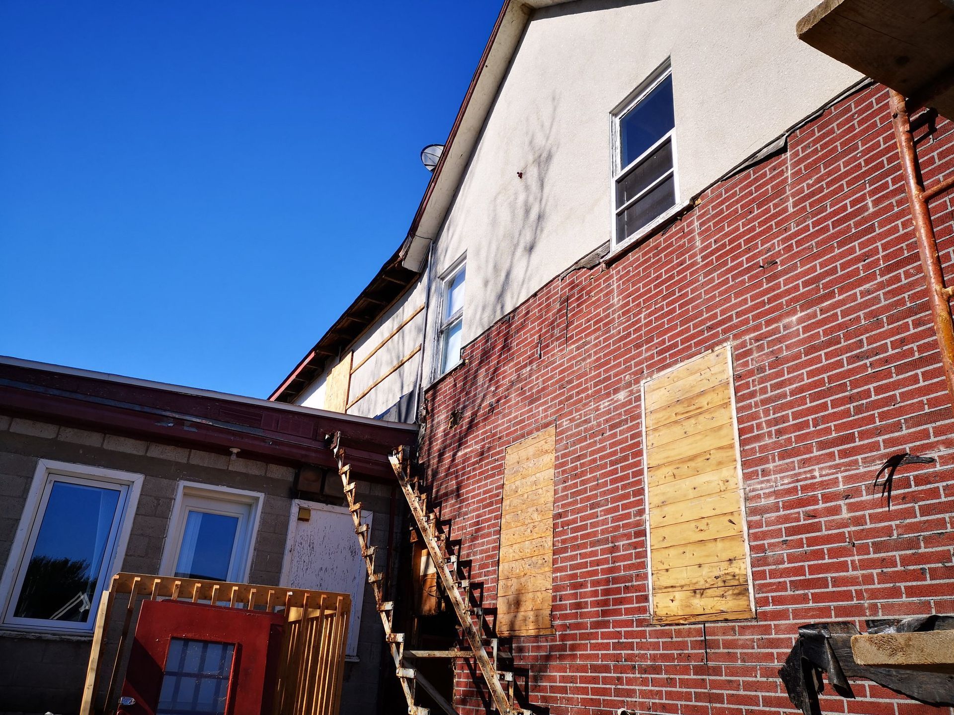 Un bâtiment en briques avec des escaliers qui y mènent