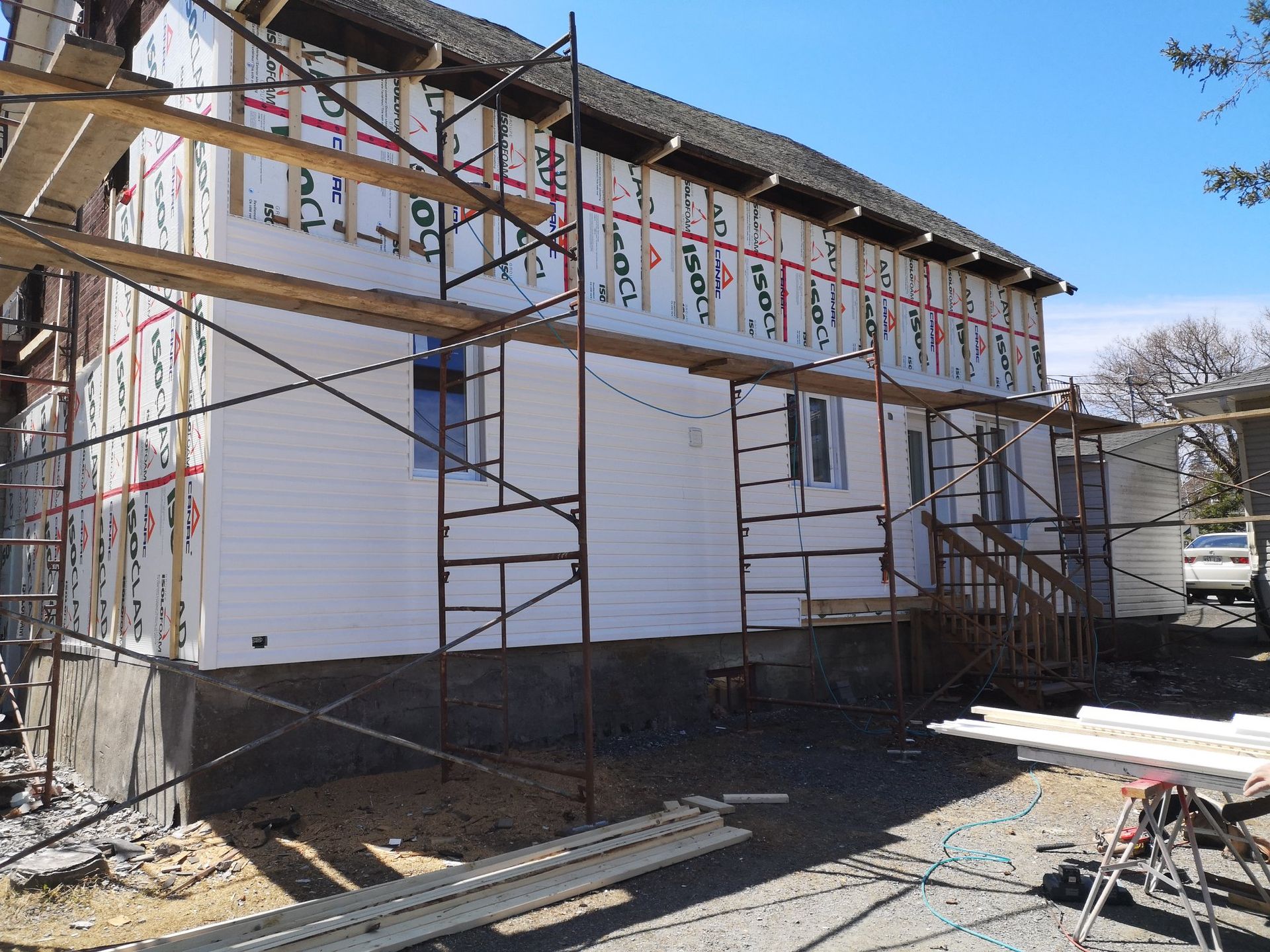 Une maison est en construction avec des échafaudages autour