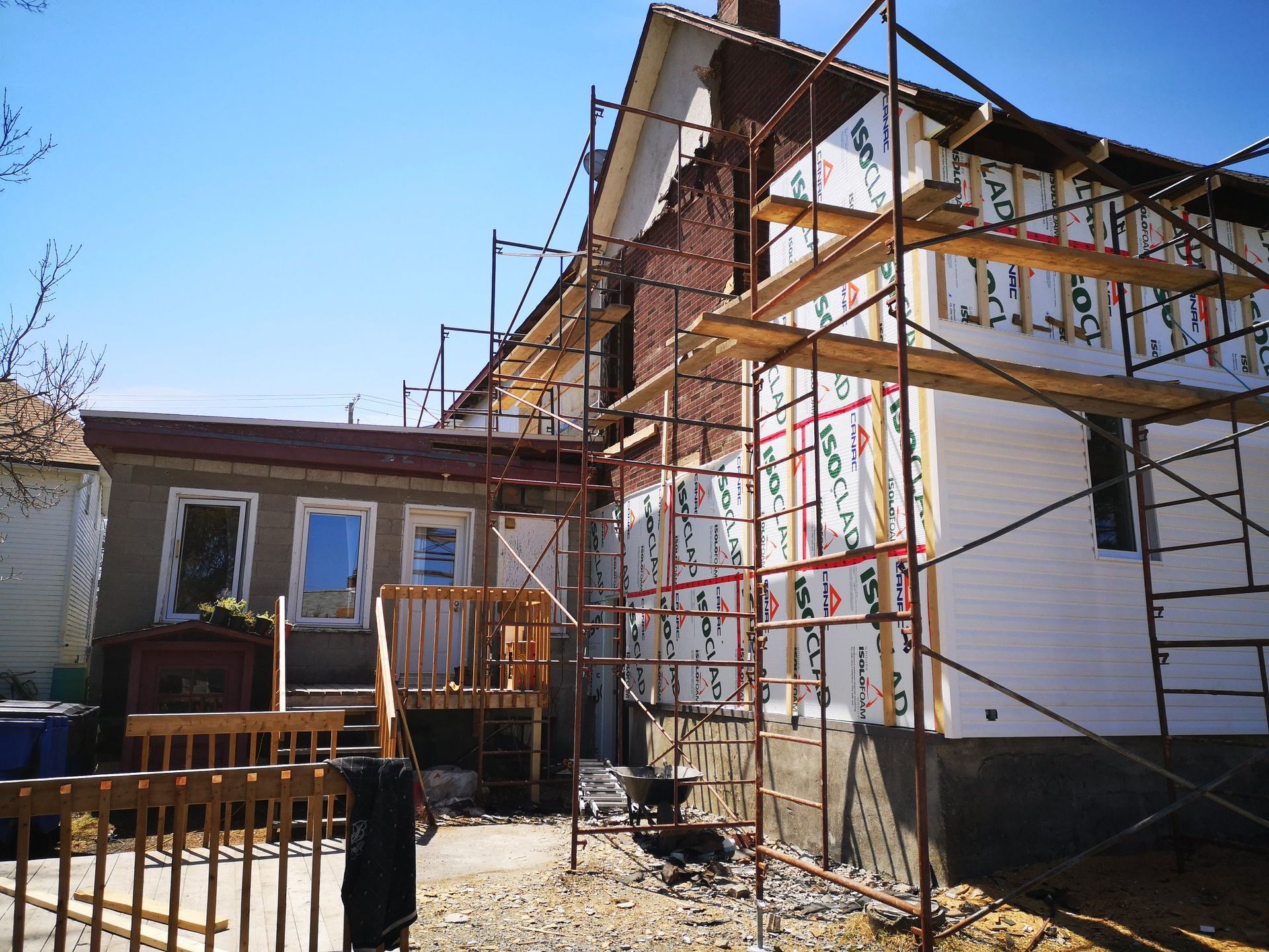 Une maison est en cours de rénovation avec des échafaudages autour