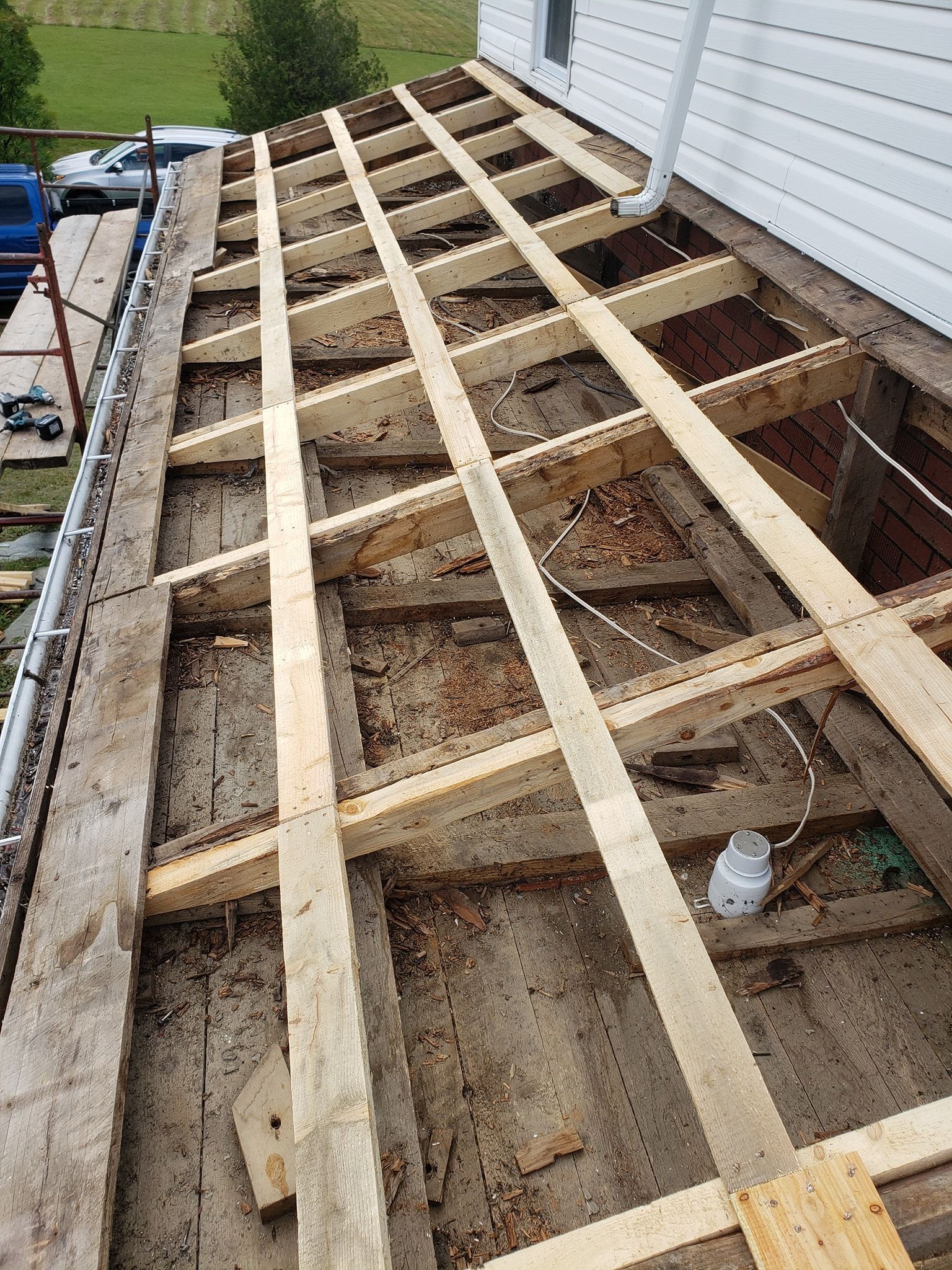 Une structure en bois est en train d'être construite sur le toit d'une maison.