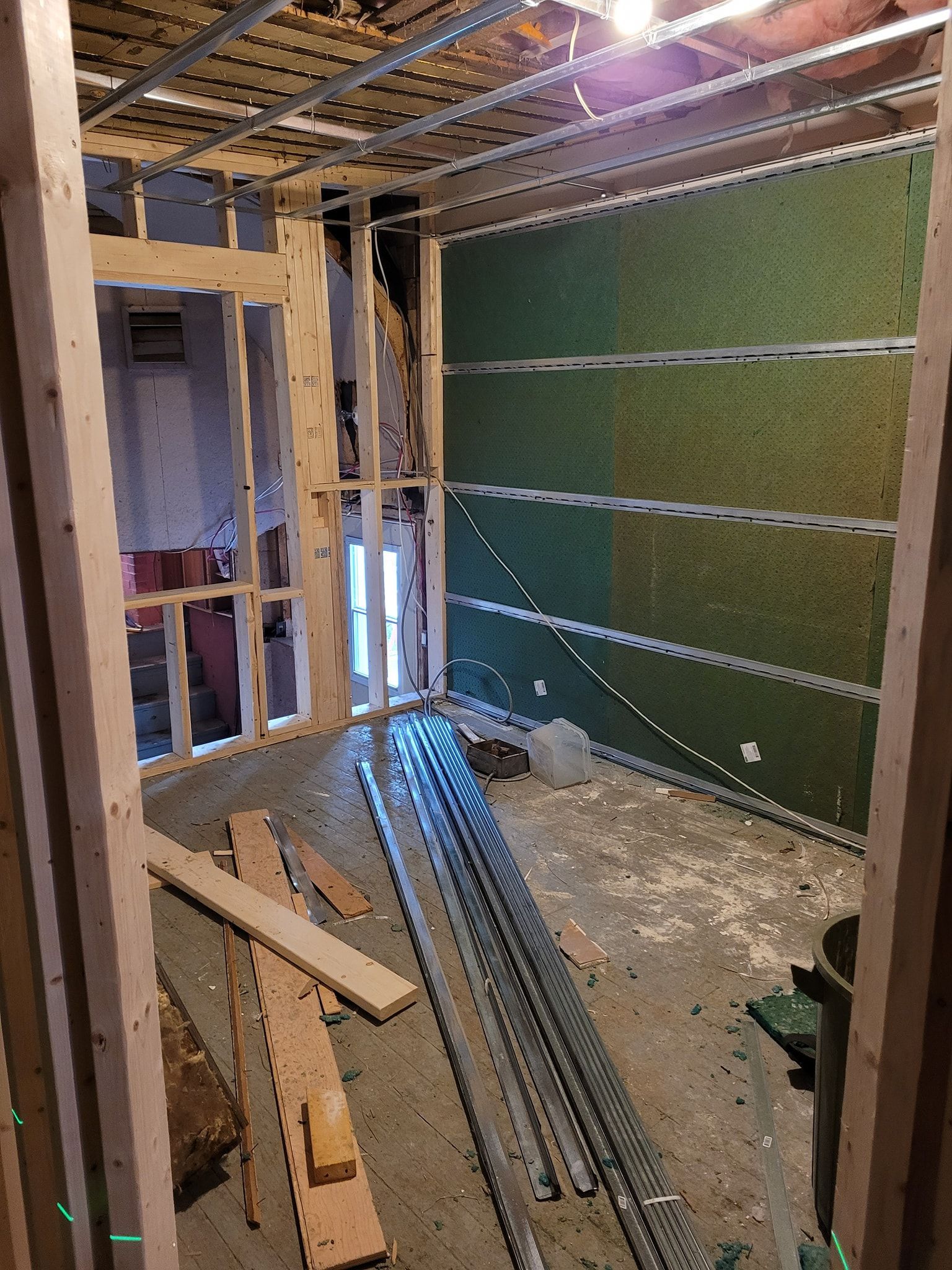 Une pièce en construction avec beaucoup de bois et de métal.