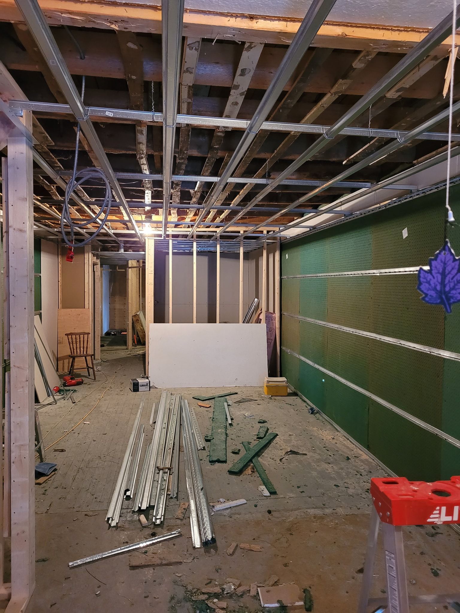 Une échelle se trouve au milieu d'une pièce en construction