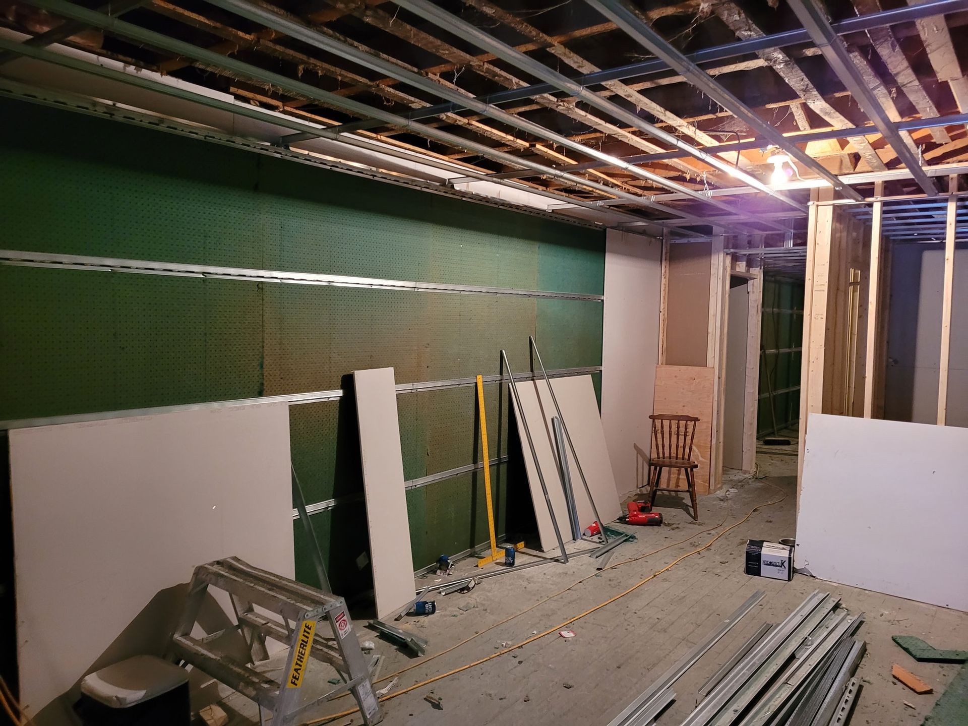 Une pièce avec beaucoup de murs et une chaise dedans