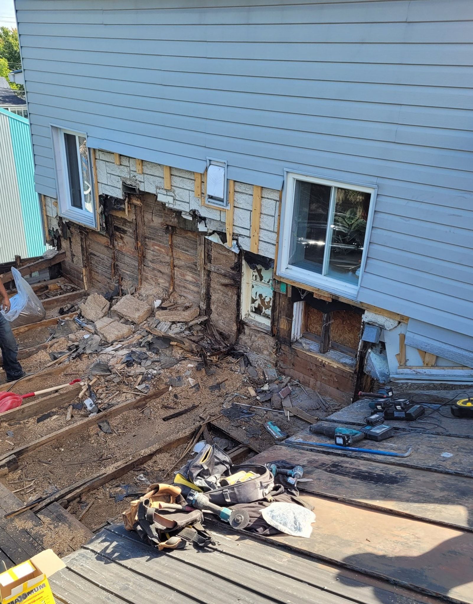 Le côté d'une maison est en train d'être démoli.