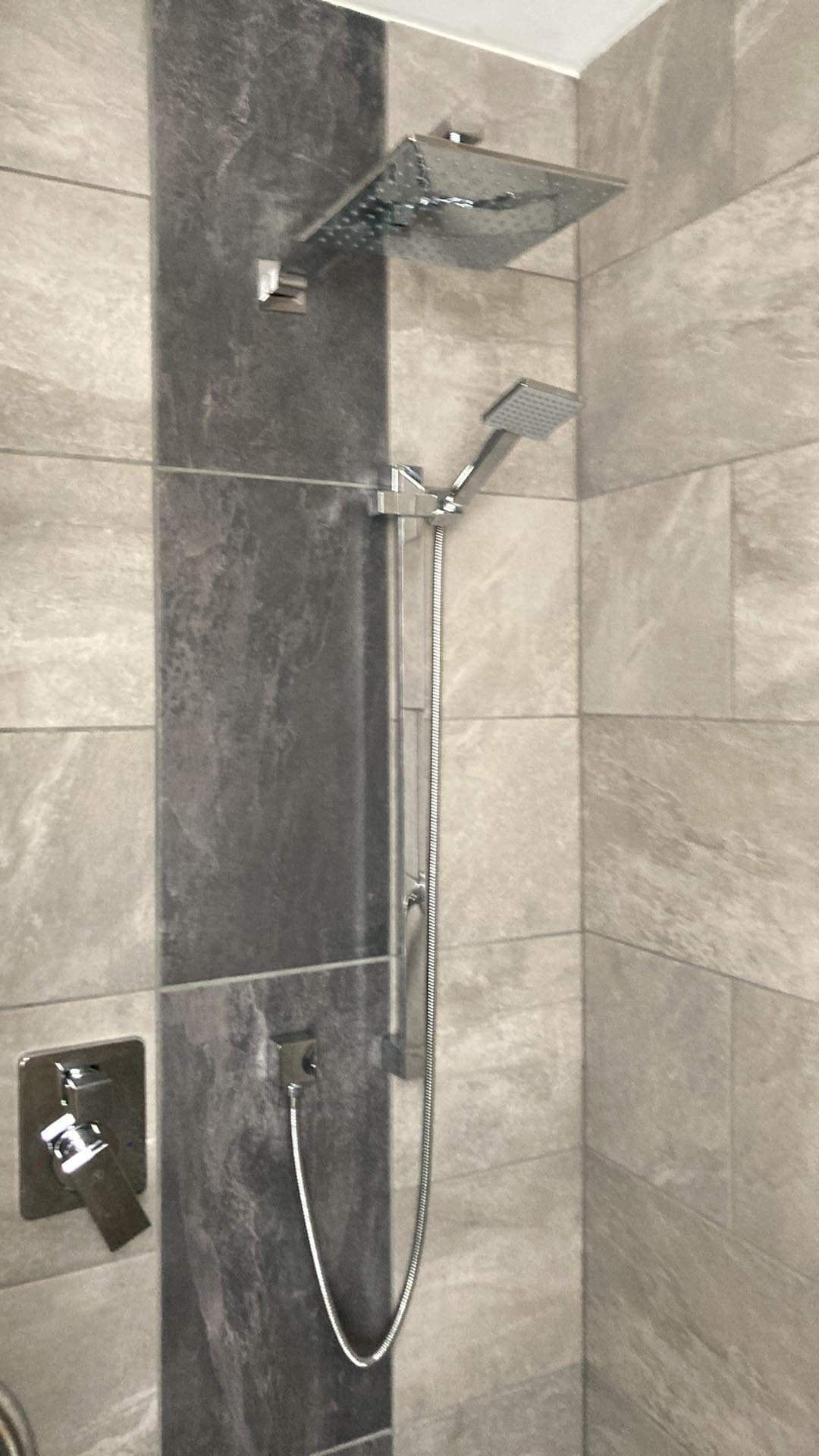 Un gros plan d'une pomme de douche dans une salle de bain.