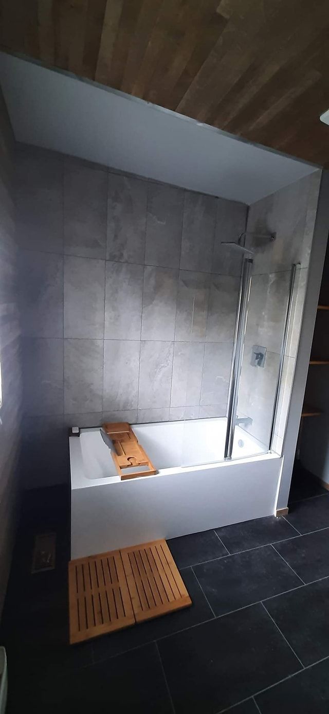 Une salle de bain avec baignoire et douche.