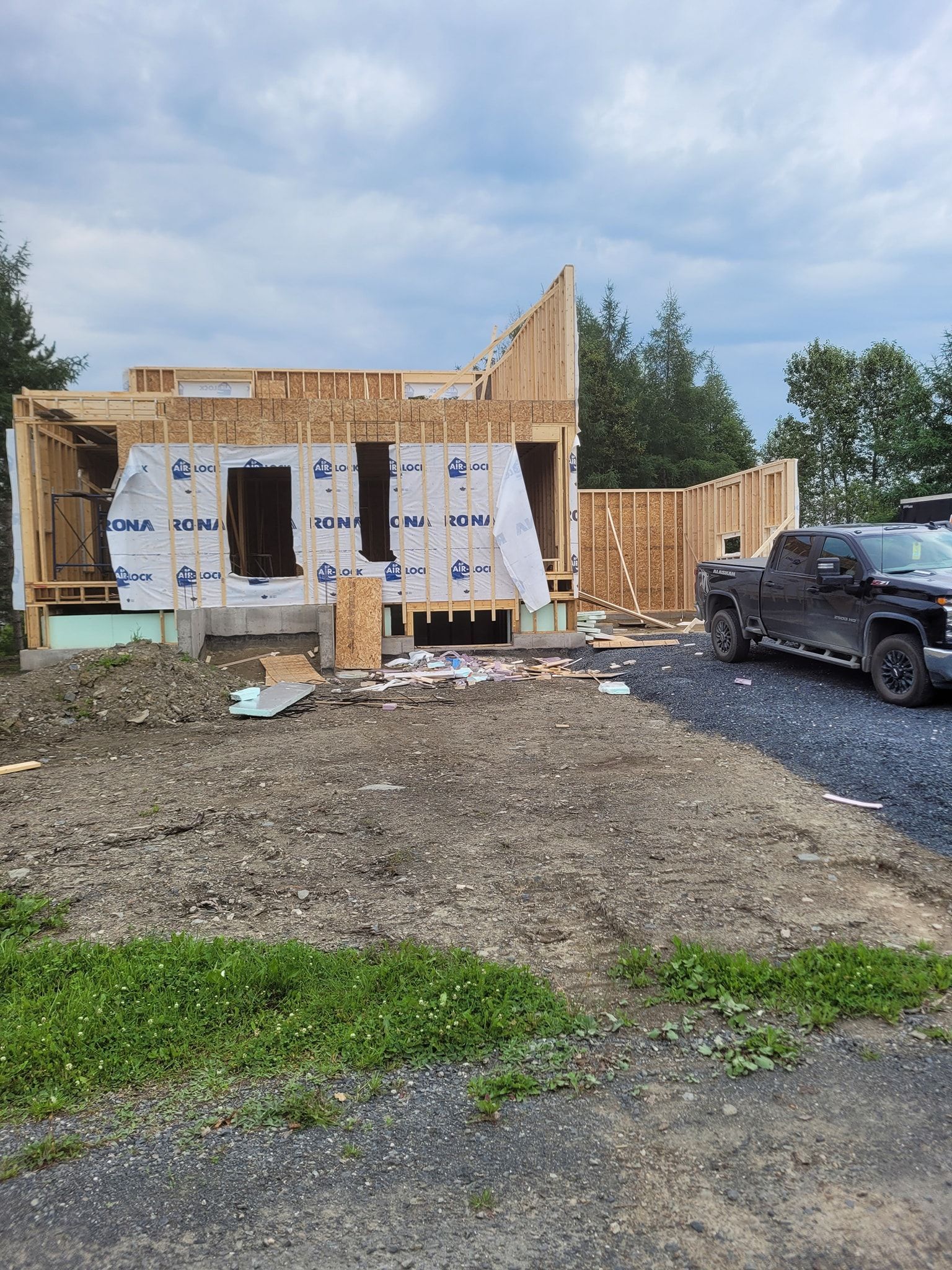 Un camion est garé devant une maison en construction.