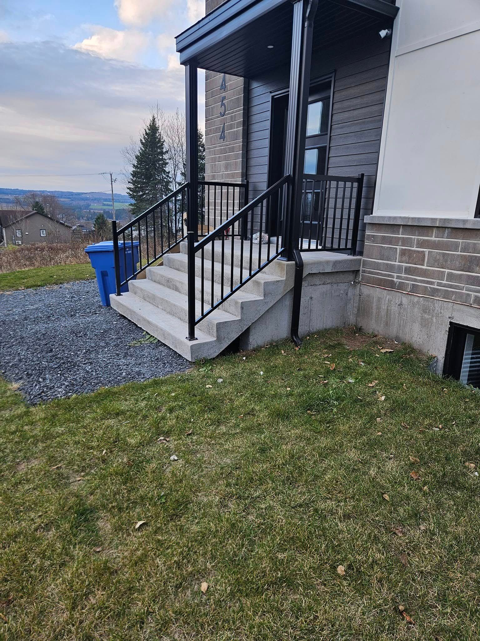 Une maison avec des escaliers et une balustrade sur le côté.