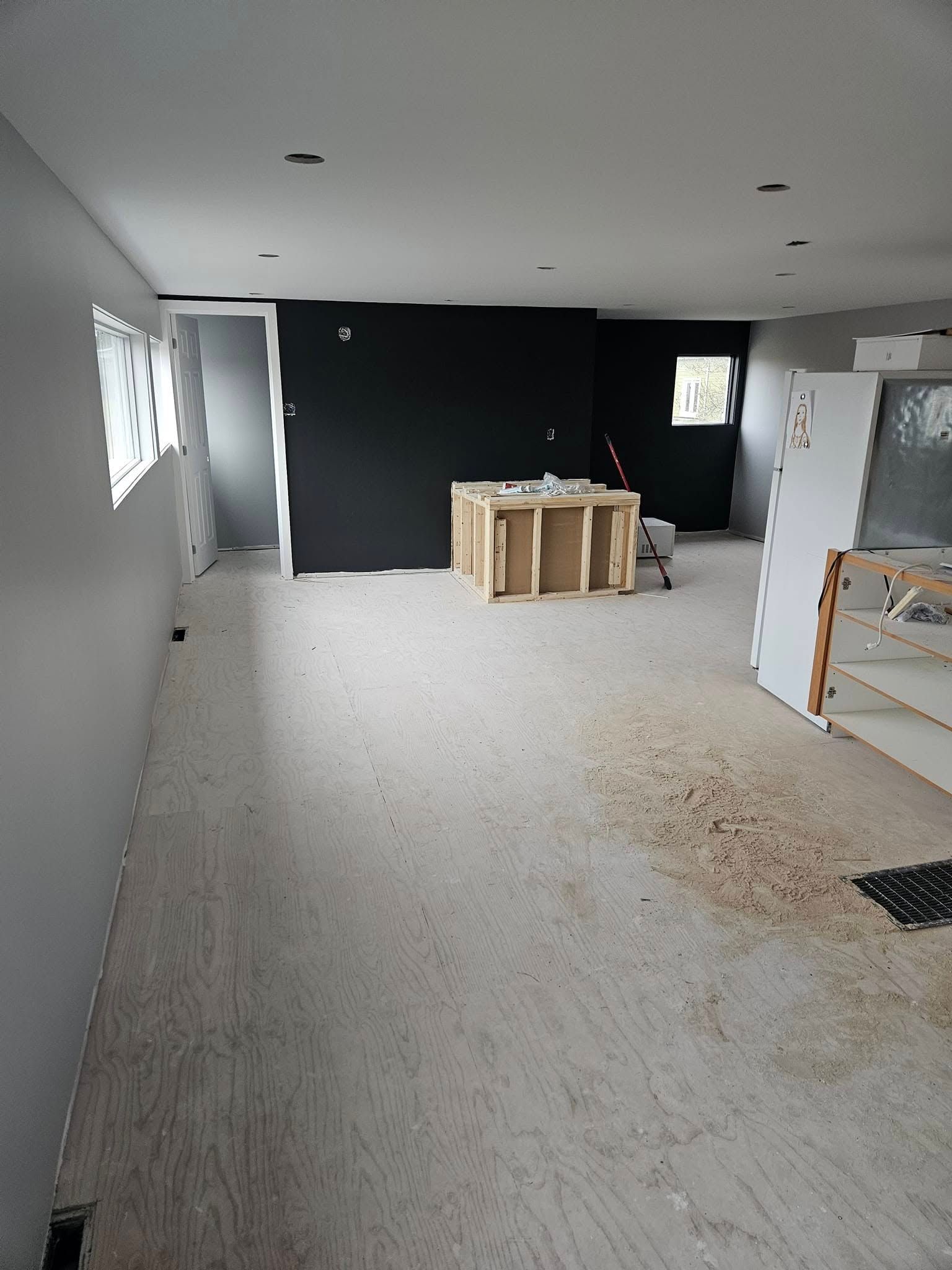 Une pièce vide avec une table et des chaises à l'intérieur.