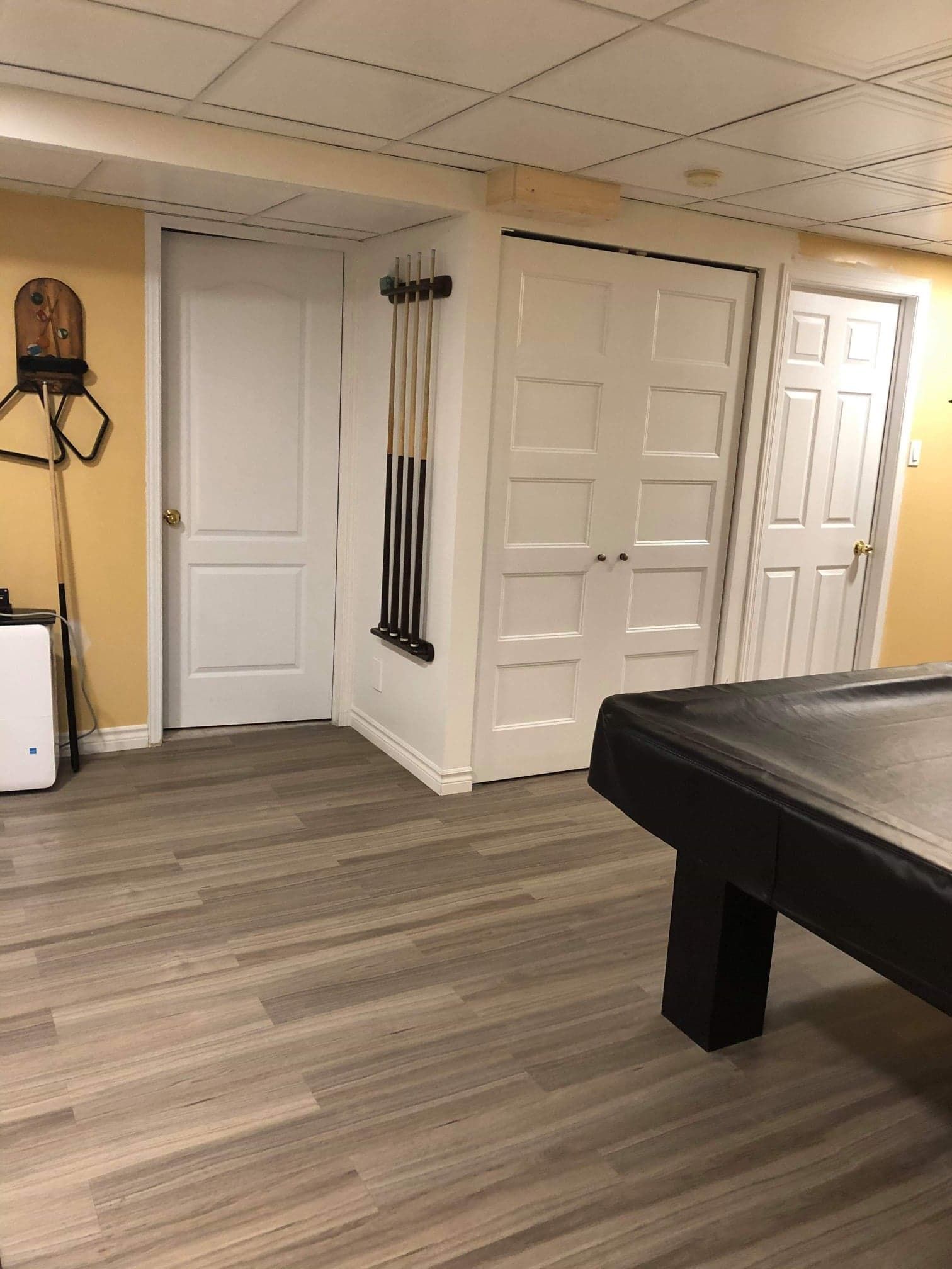 Il y a une table de billard au milieu de la pièce.