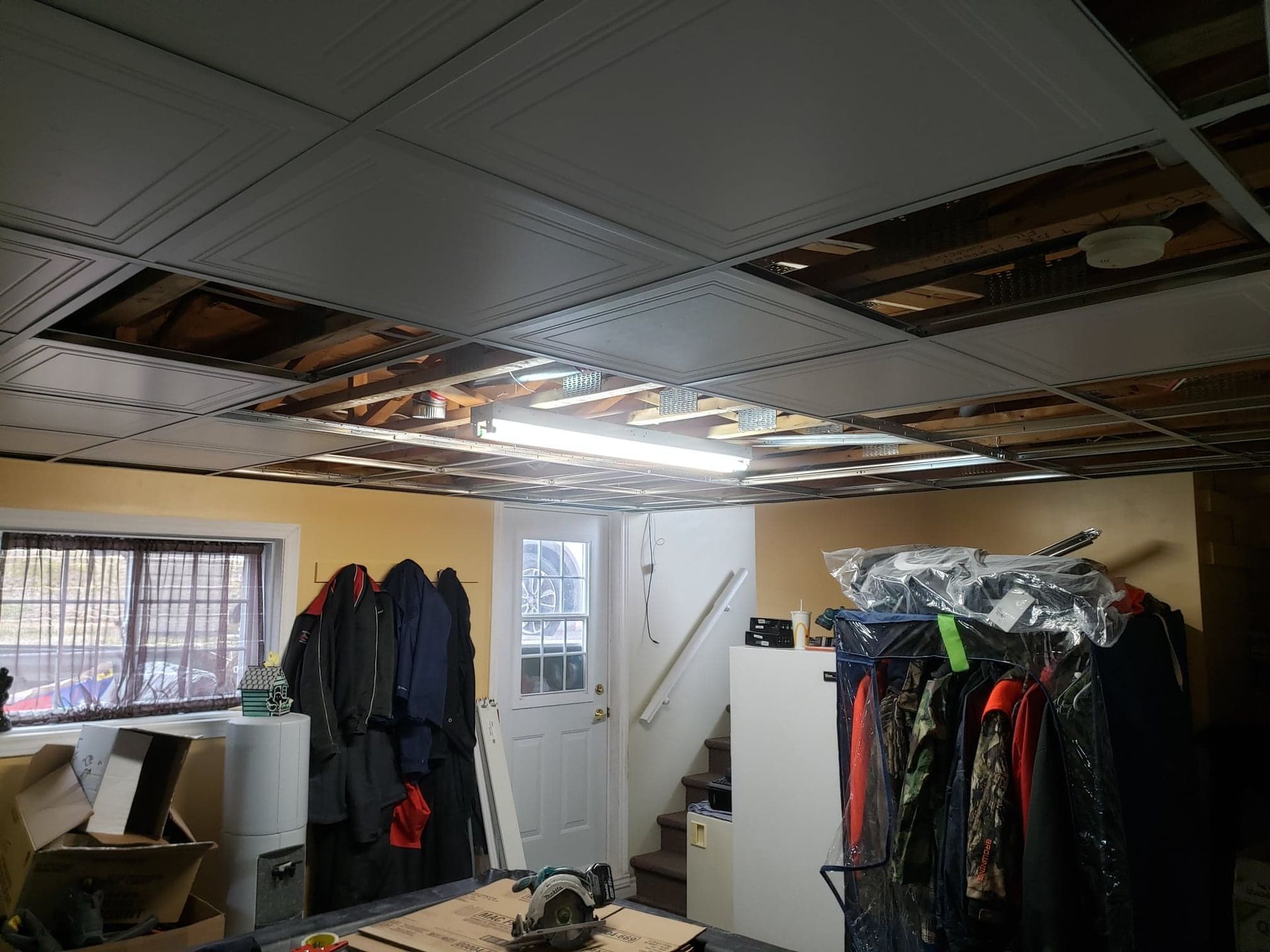 Une pièce avec un plafond dans lequel il y a un trou