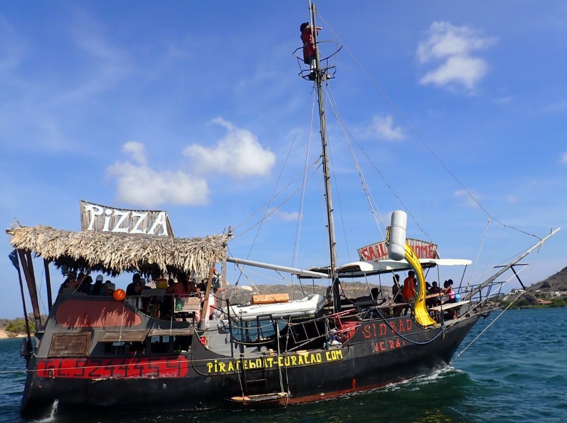 Bootsfahrt Curacao  mit atemberaubenden Küstenansichten und kristallklarem Wasser.