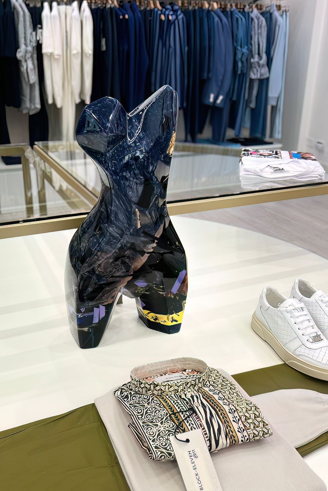 Scultura raffigurante un torso femminile, realizzata in resina trasparente e inclusioni policromatiche di blu, viola, giallo. L'opera di Guerino Rusconi si distingue per il cromatismo interattivo o variabile. Un'opera in continua trasformazione.