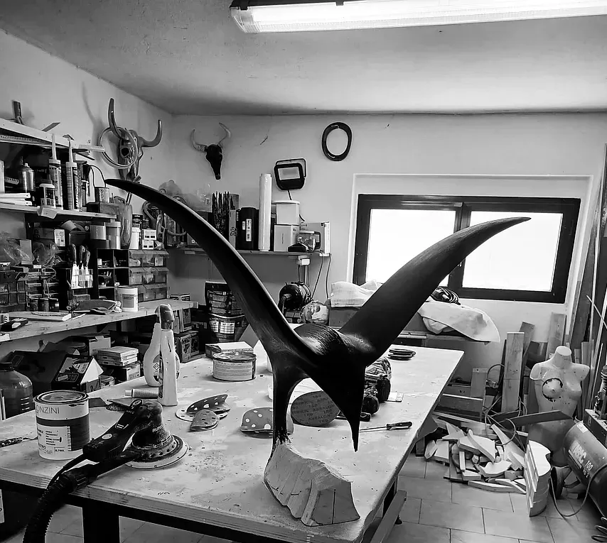Atelier di un artigiano e artista contemporaneo ovvero un garage con attrezzi e materiali.