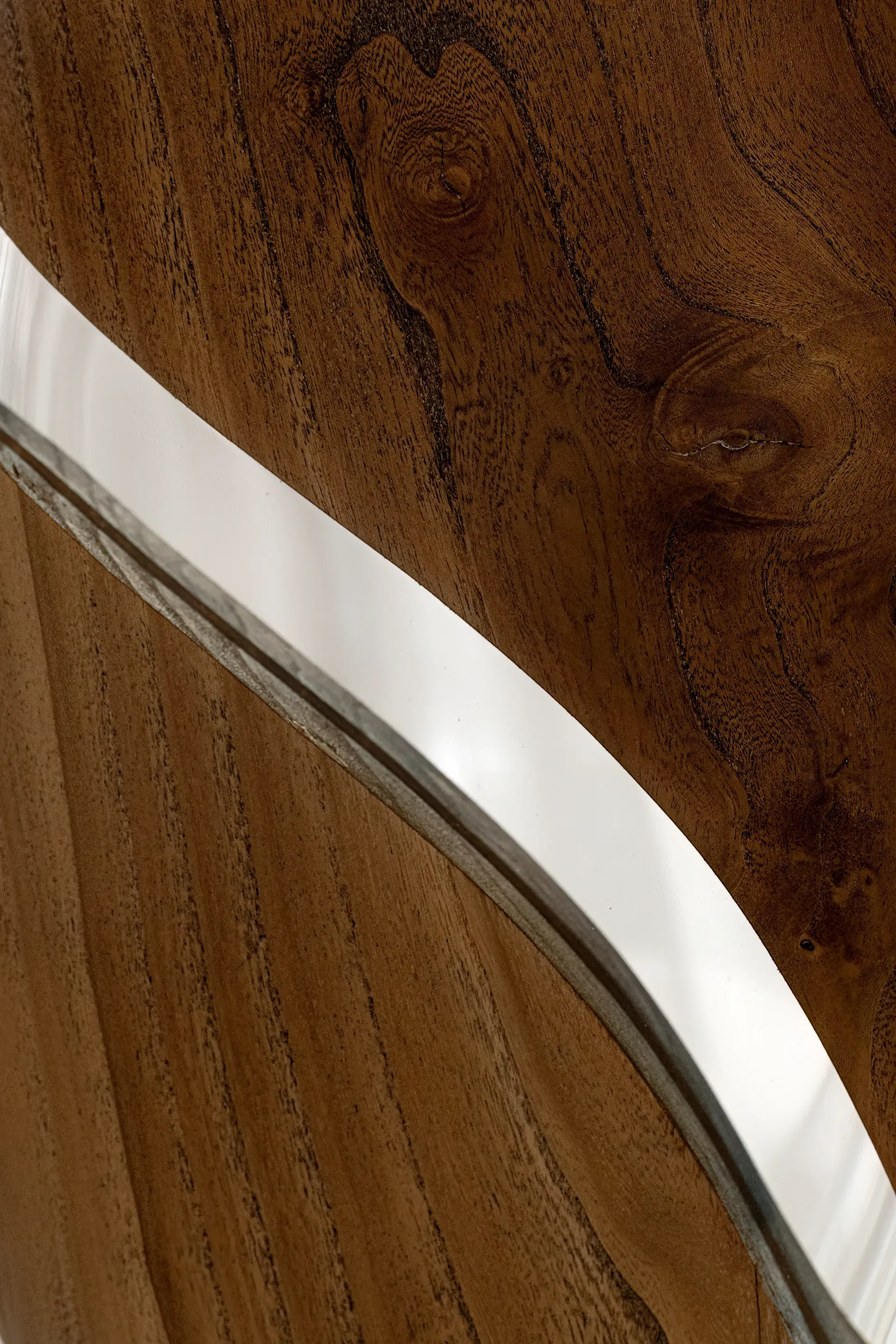 Dettaglio di un opera in resina e legno di Guerino Rusconi: Lampada con venature naturali lignee.