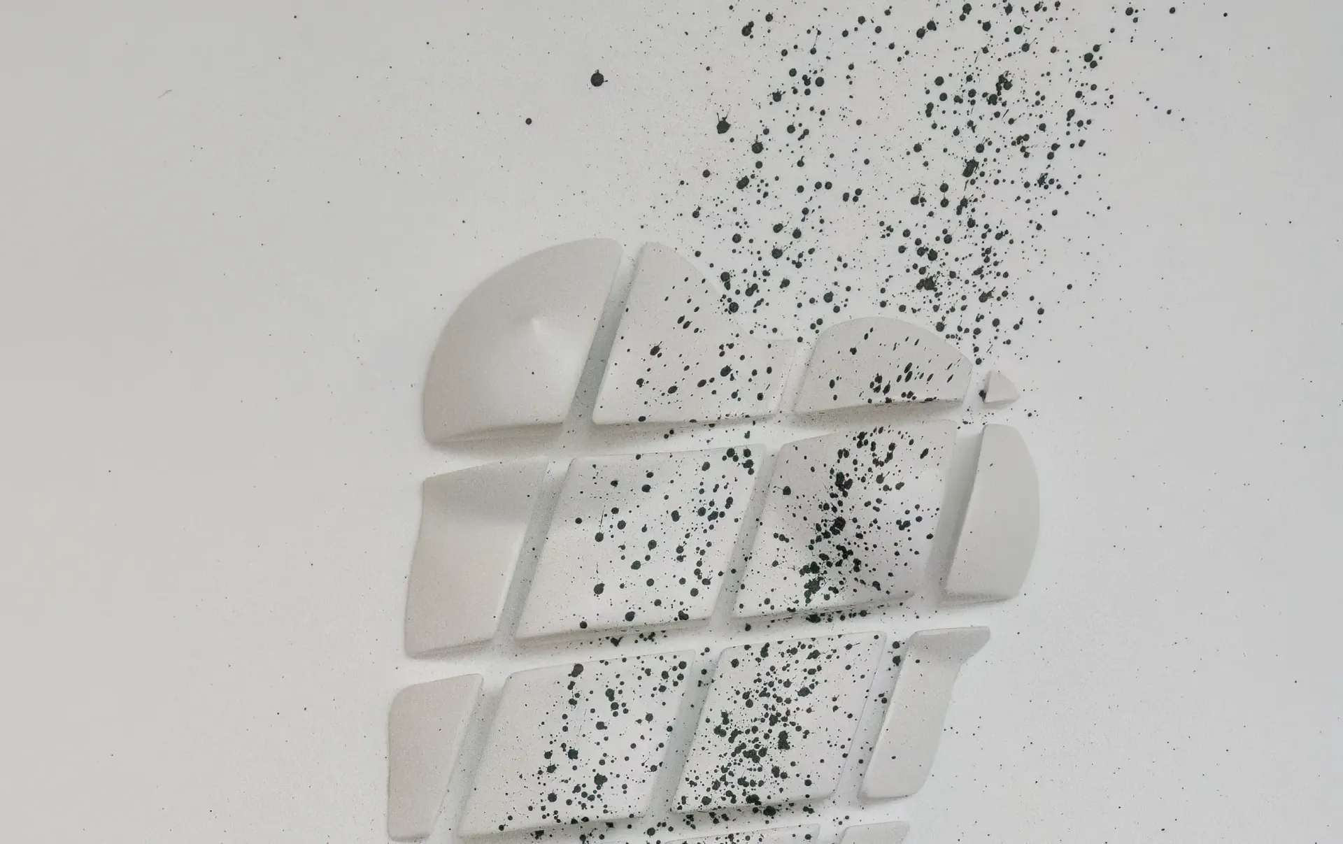 Dettaglio scultura bianca di un torso di donna astratto in resina e dripping di pittura acrilica nera di Guerino Rusconi.