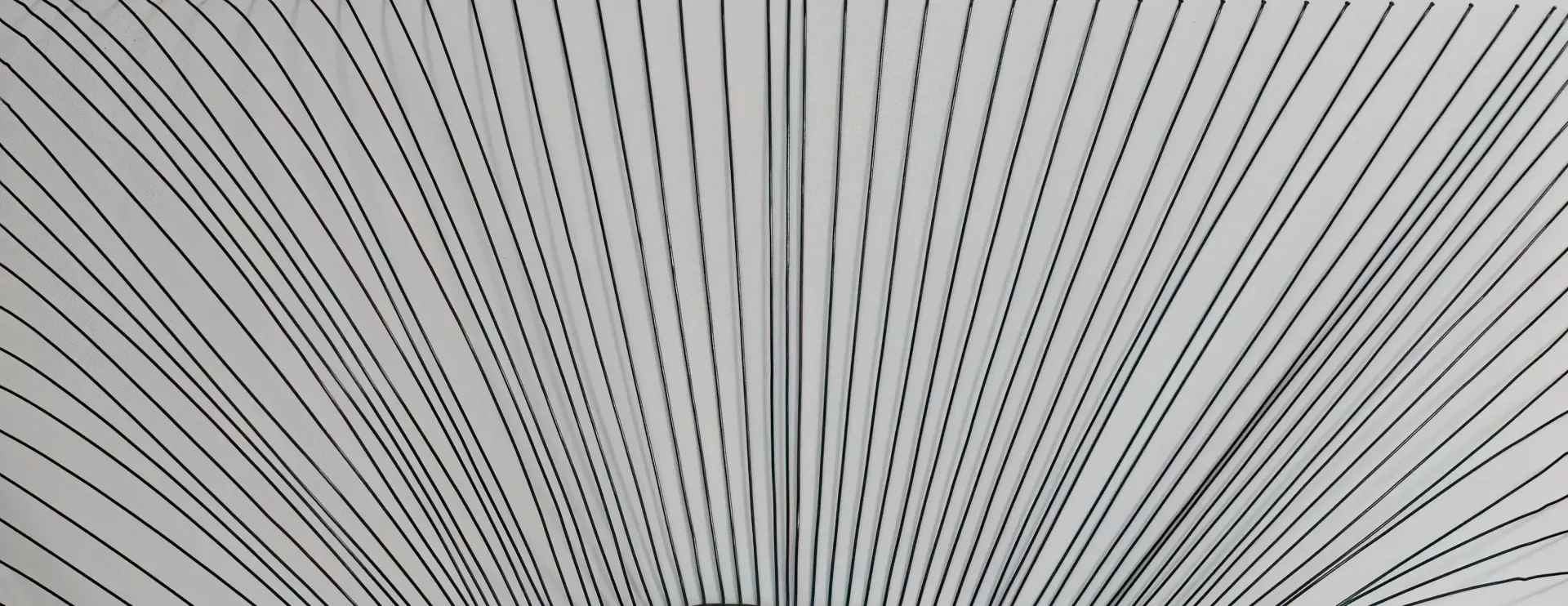 Dettaglio opera: fili di acciao a raggiera di Guerino Rusconi.