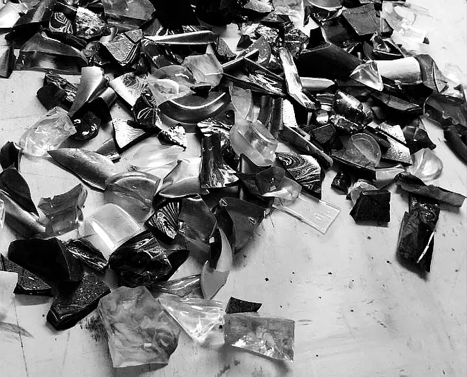 Pezzi di vetro con forme irregolare, materiale che Guerino Rusconi artigiano e artista italiano utilizza per la creazione delle sue opere in resina epossidica.
