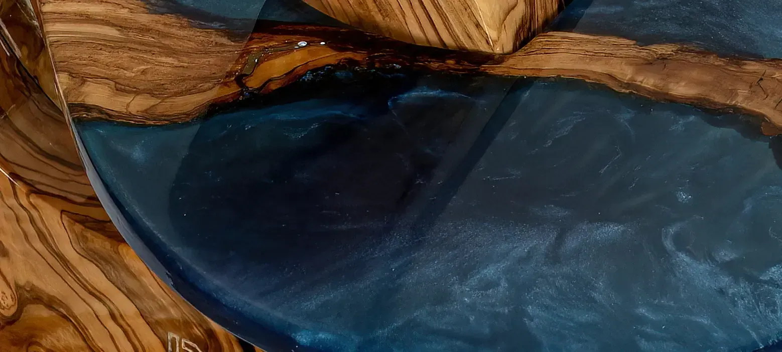 Dettaglio mensola scultorea in resina blu cobalto e legno: venature in primo piano