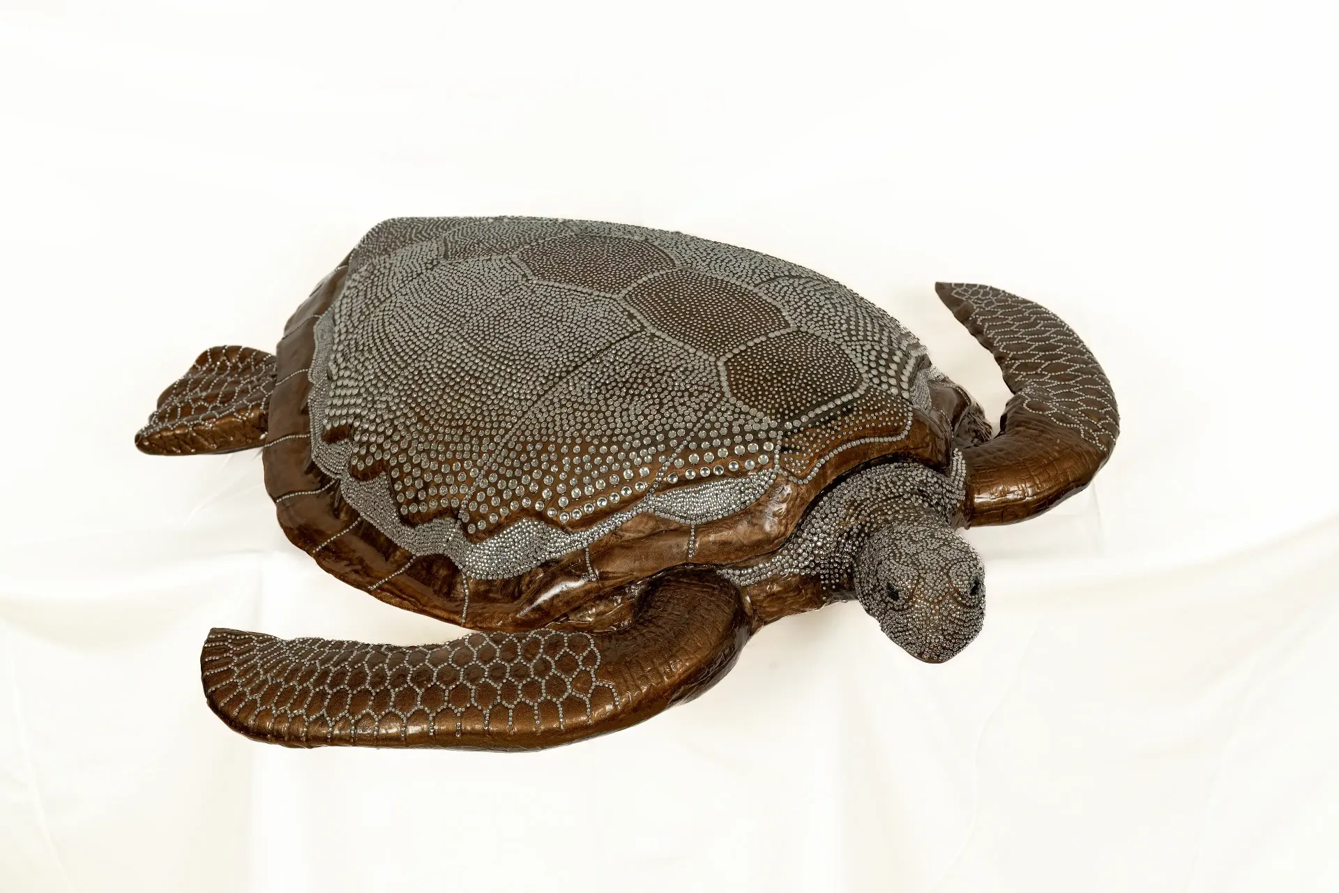 Scultura unica di tartaruga in resina e legno con inclusioni di vetro brillante (circa 18.000 pezzi). Opera dell'artigiano-artista di Soncino (CR) Guerino Rusconi.