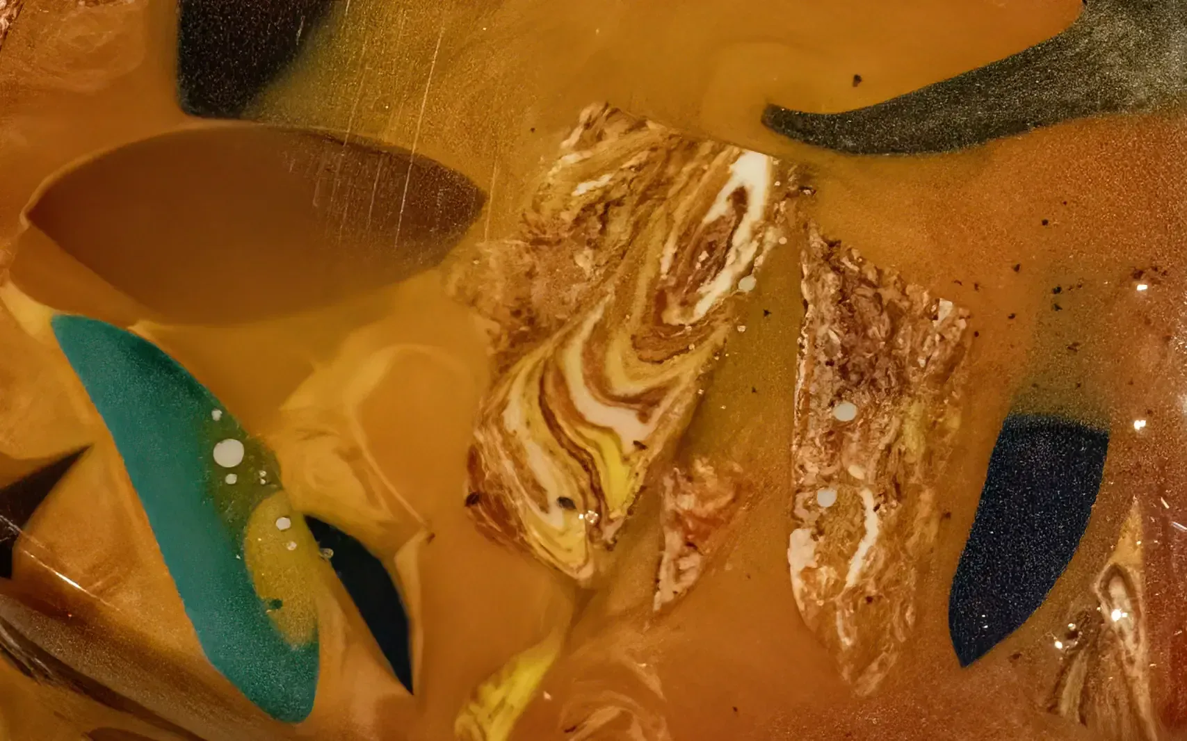 Dettaglio scultura resina multicolore di Guerino Rusconi: tecnica e inclusioni.