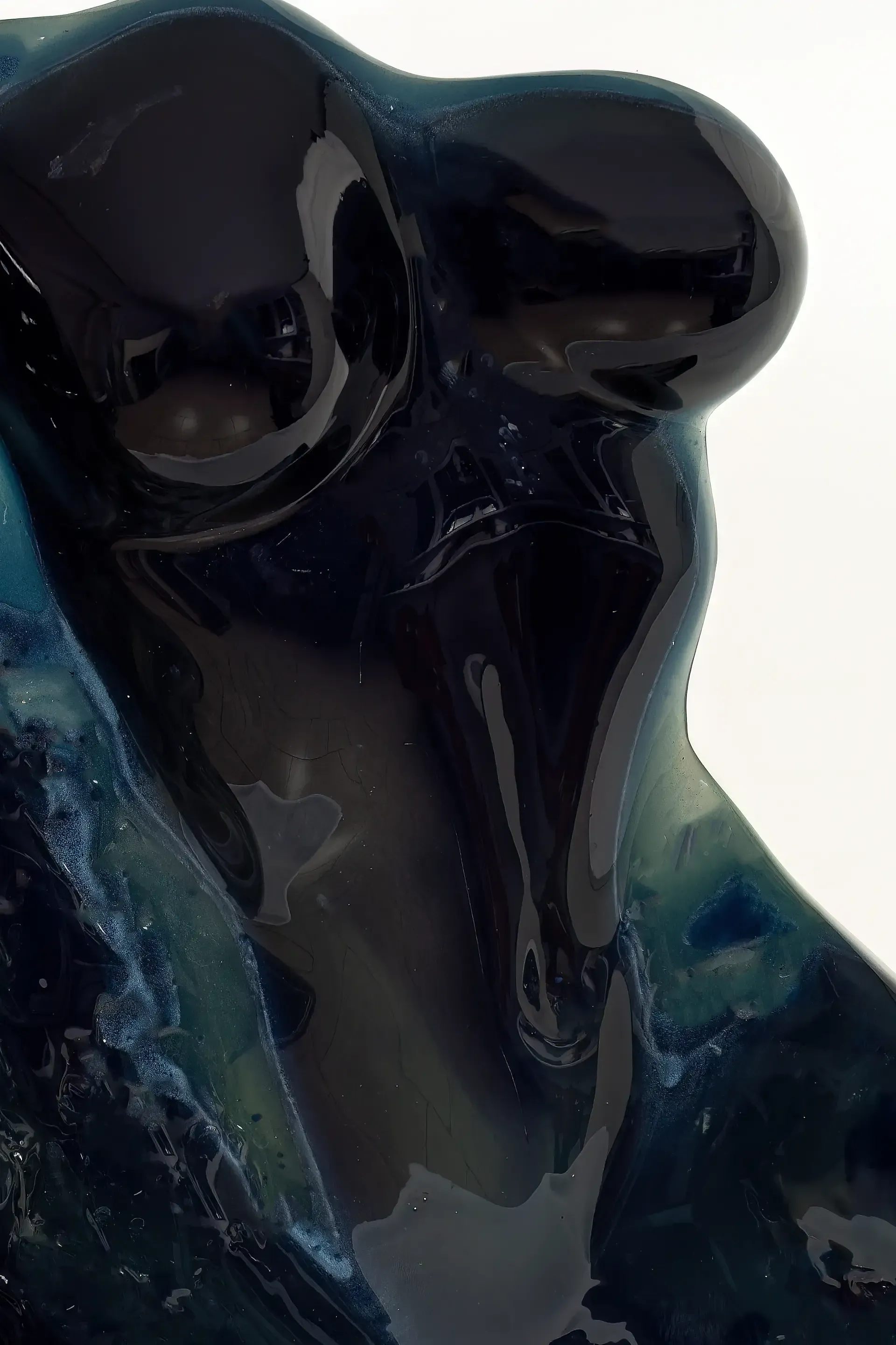 Dettaglio ravvicinato della scultura in resina con una gamma cromatica di blu, raffigurante un torso femminile. Il primo piano evidenzia la superficie liscia e lucida della resina, con delicate policromie e profondità delle forme. Opera unica di Guerino Rusconi.