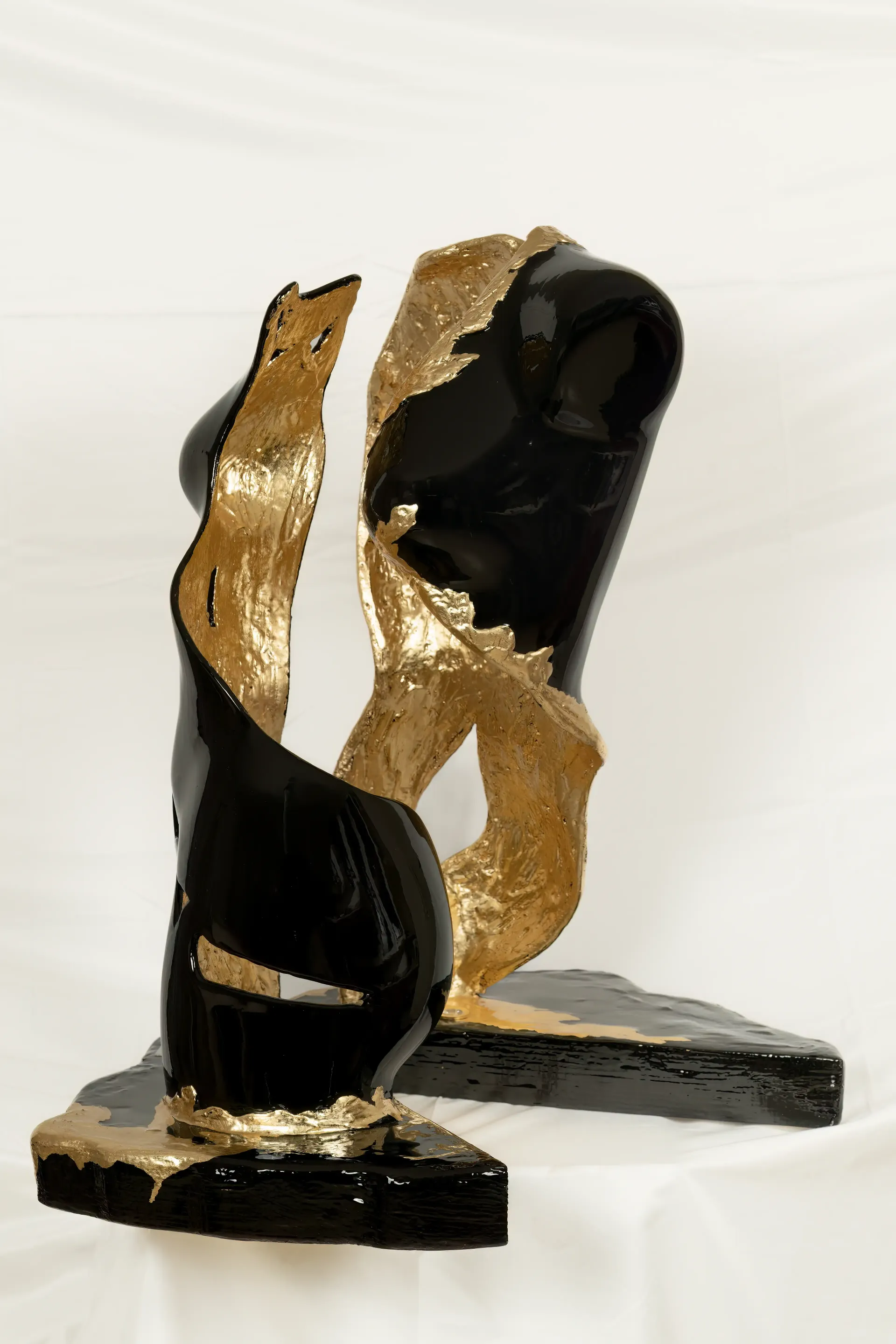 Scultura in resina nera e foglia d'oro raffigurante un torso femminile, vista a tre quarti. La composizione angolata rivela la tridimensionalità dell'opera e la particolare lavorazione della superficie dorata. Opera unica di Guerino Rusconi.