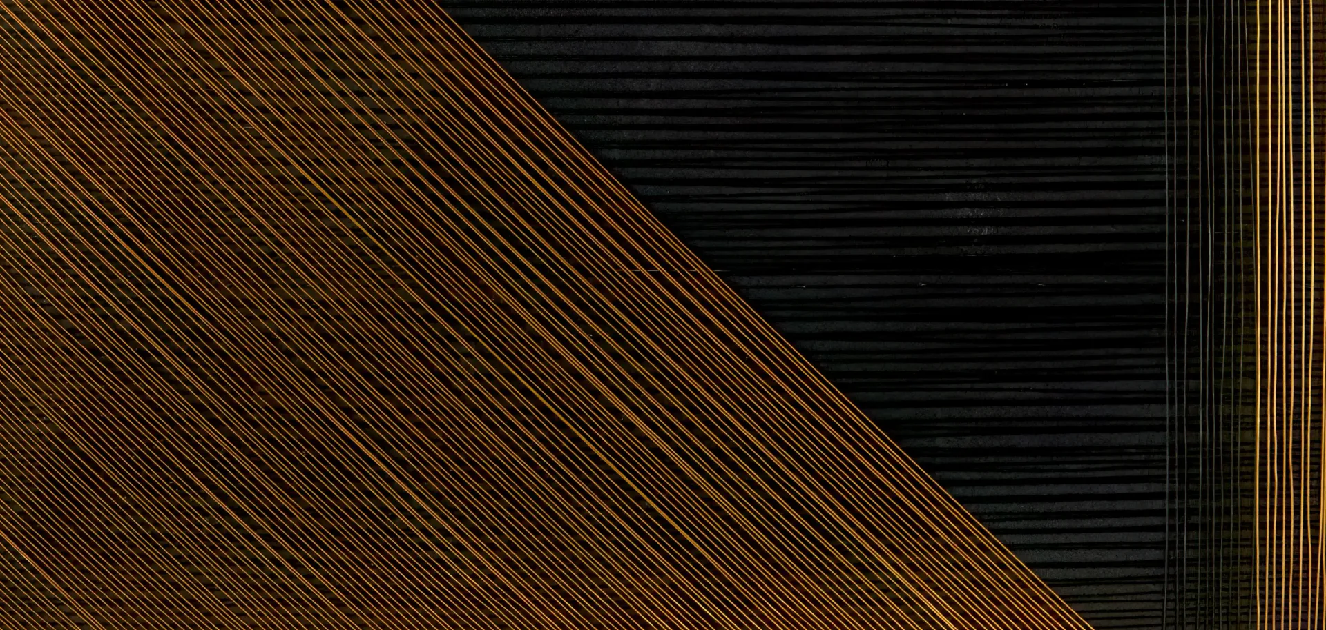 Dettaglio con linee geometriche di un materiale usato da Guerino Rusconi: lega metallica-acciaio.