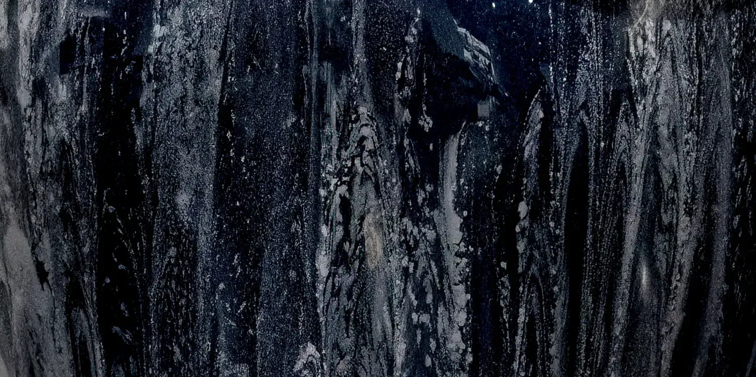 Dettaglio Artistico di resina epossidica, colore blue e sfumature, La tecnica artistica di Guerino Rusconi.