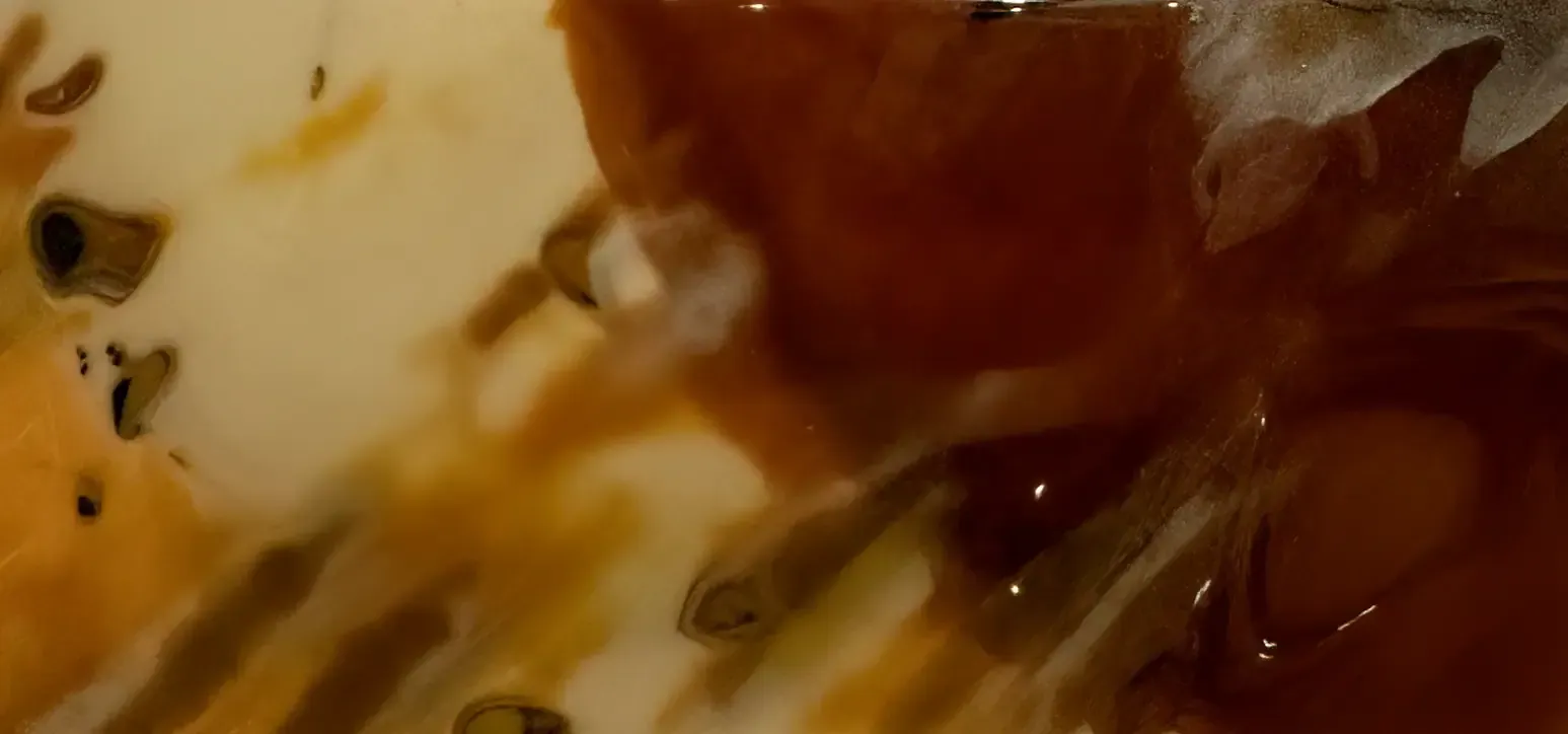 Dettaglio del materiale principale usato dall'artigiano-artista Guerino Rusconi: Resina epossidica e inclusioni materiche.