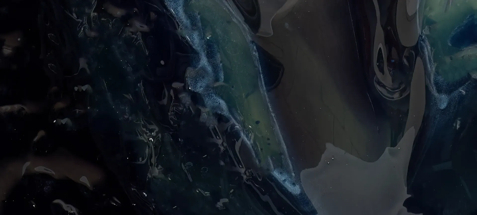 Dettaglio di resina epossidica da un opera di Guerino Rusconi: Sfumature e venature del colore blu, effetto lucido, vitreo.