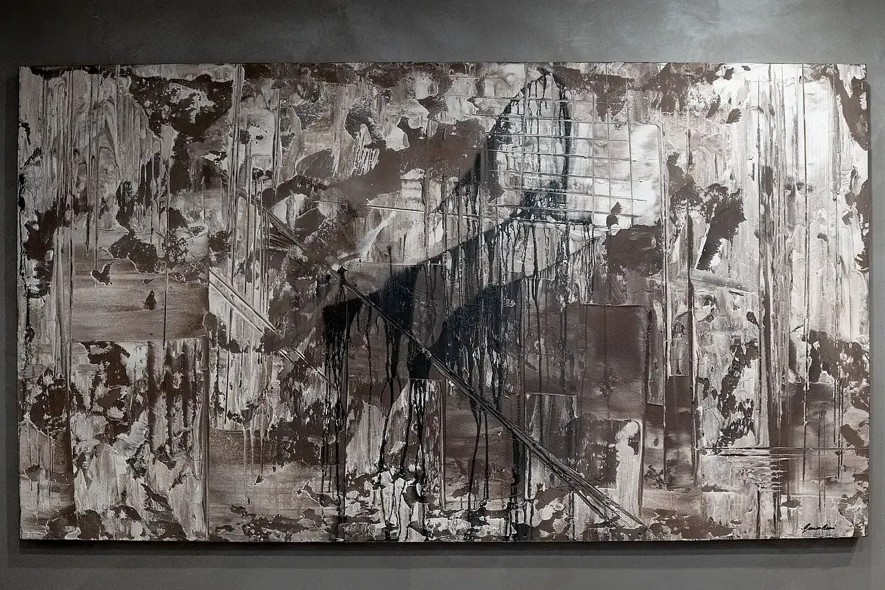 Opera materica astratta realizzata con tecnica a resina spatolata su pannello ligneo. La composizione monocroma in toni di marrone e nero presenta una texture stratificata e dinamiche colature nere verticali. Linguaggio artistico informale. Opera di Guerino Rusconi.