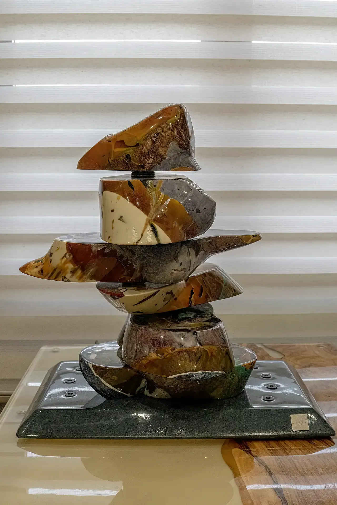 Scultura cinetica di torso femminile con sezioni mobili, realizzata in resina multicolore. L'opera, firmata Guerino Rusconi, è composta da segmenti in resina policroma sovrapposti e girevoli, creando una composizione dinamica e interattiva.