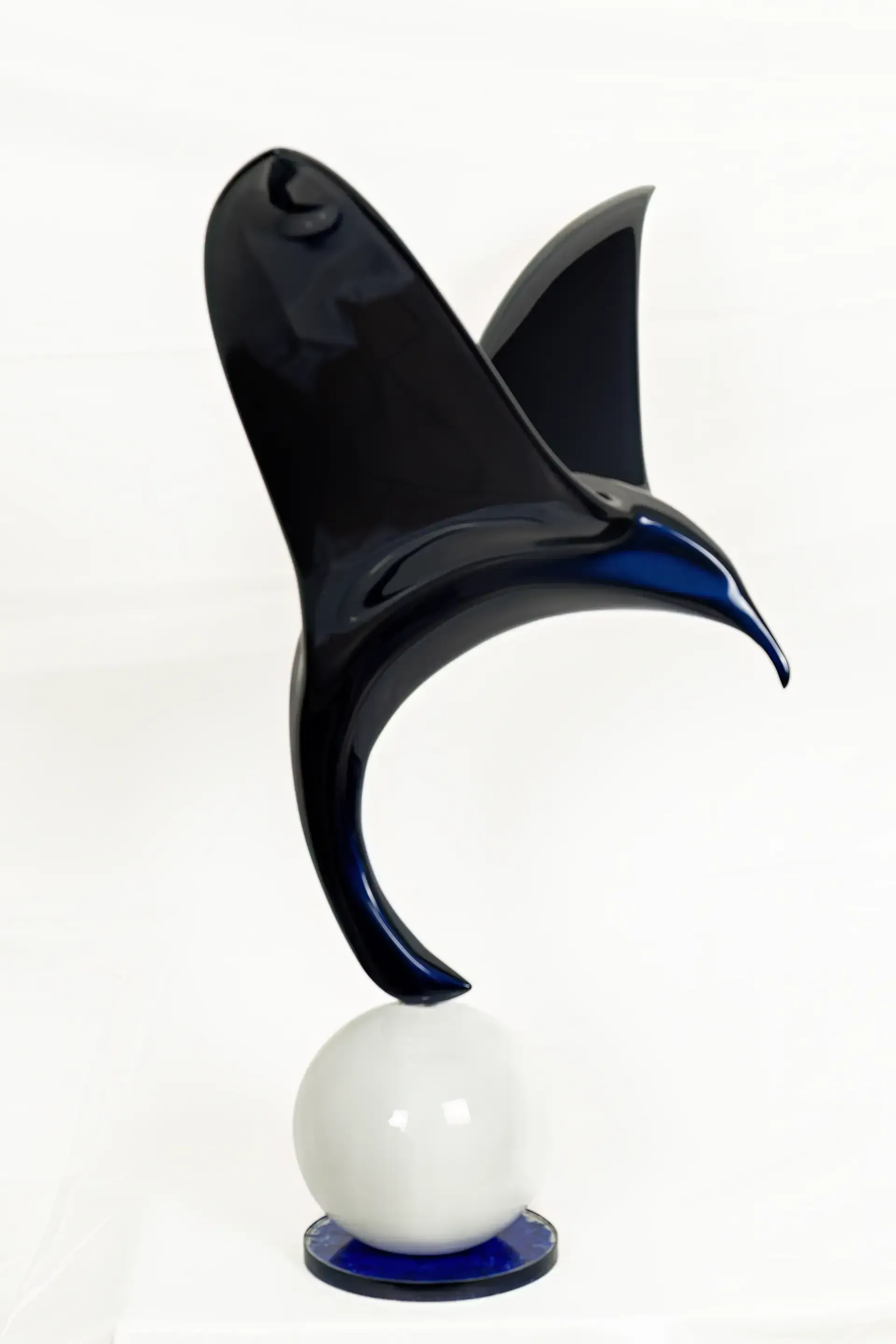 Scultura in resina epossidica blu lucida raffigurante un gabbiano stilizzato in equilibrio su una sfera bianca. Opera d'arte moderna dell'artista Guerino Rusconi, esposta alla mostra RESINARTE a Orzinuovi (BS) presso il Castello di San Giorgio.