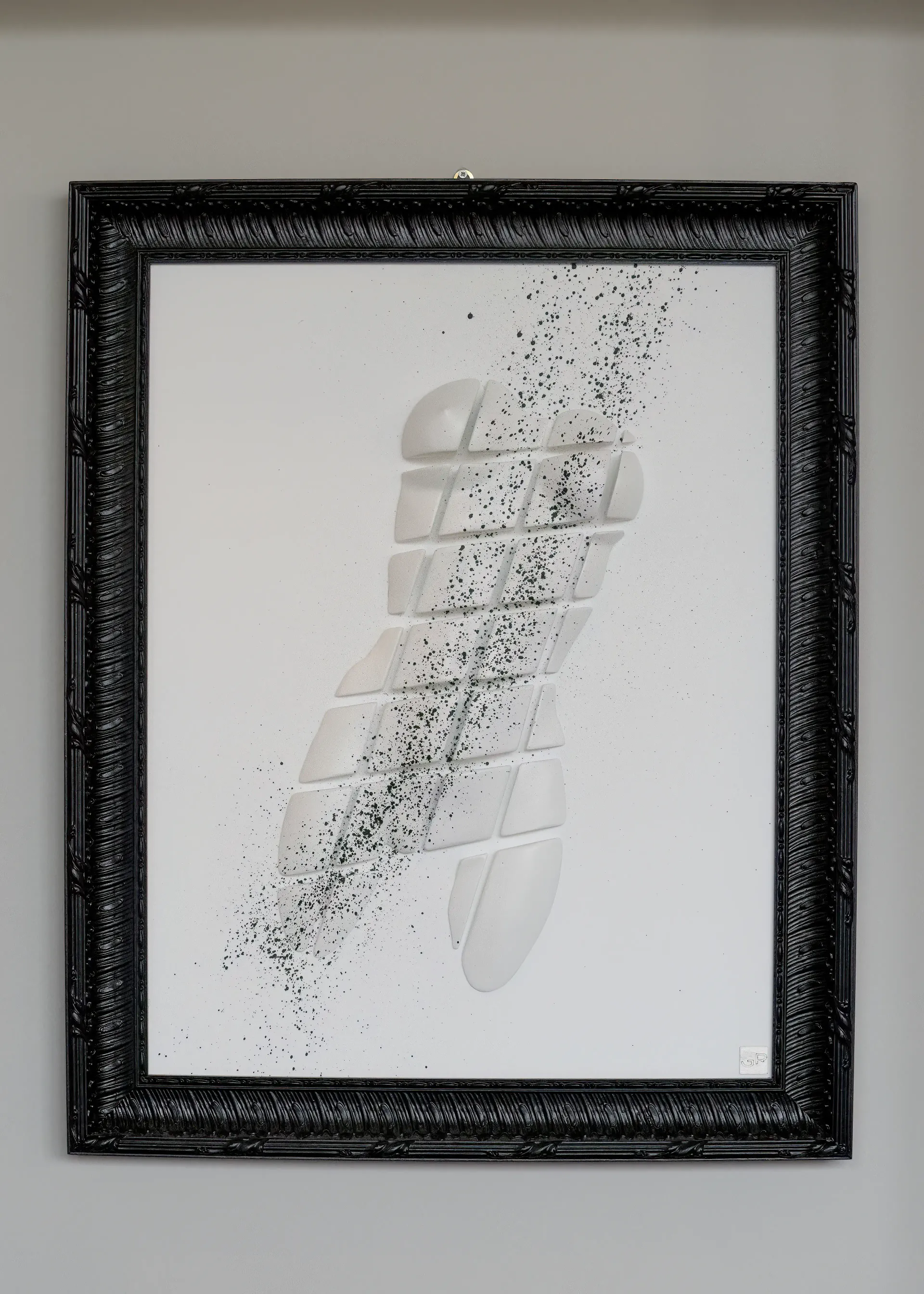 Scultura su pannello ligneo in resina e gesso ceramico con cornice nera, decorata ad incisione geometrica. L'opera a fondo bianco presenta un torso femminile suddiviso i sezioni geometriche. Opera unica di Guerino Rusconi.