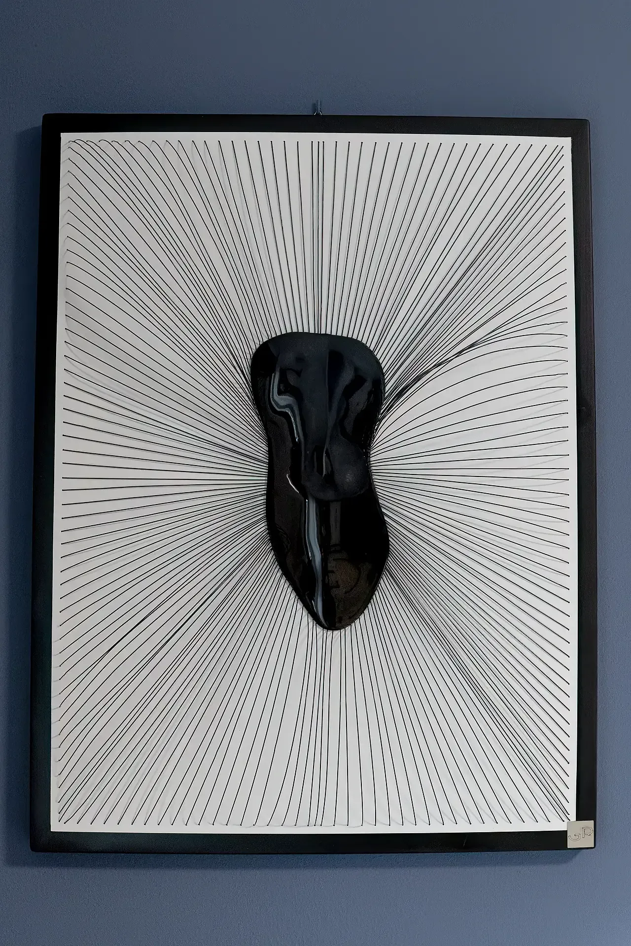 Scultura tridimensionale da parete con tecnica mista. L'opera, realizzata dall'artista Guerino Rusconi, presenta un pannello con gesso ceramico sul quale sono applicati elementi in resina e fili di alluminio nero. Dalla forma centrale astratta si partono numerosi fili di alluminio nero a raggiera.