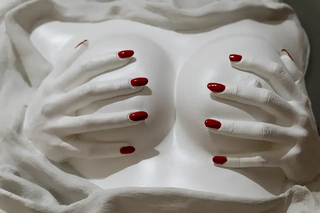 Dettaglio della scultura tridimensionale su pannello ligneo di busto di donna in gesso ceramico. In dettaglio si nota la realisticità dei dettagli caratteristiche dell'artista Guerino Rusconi.