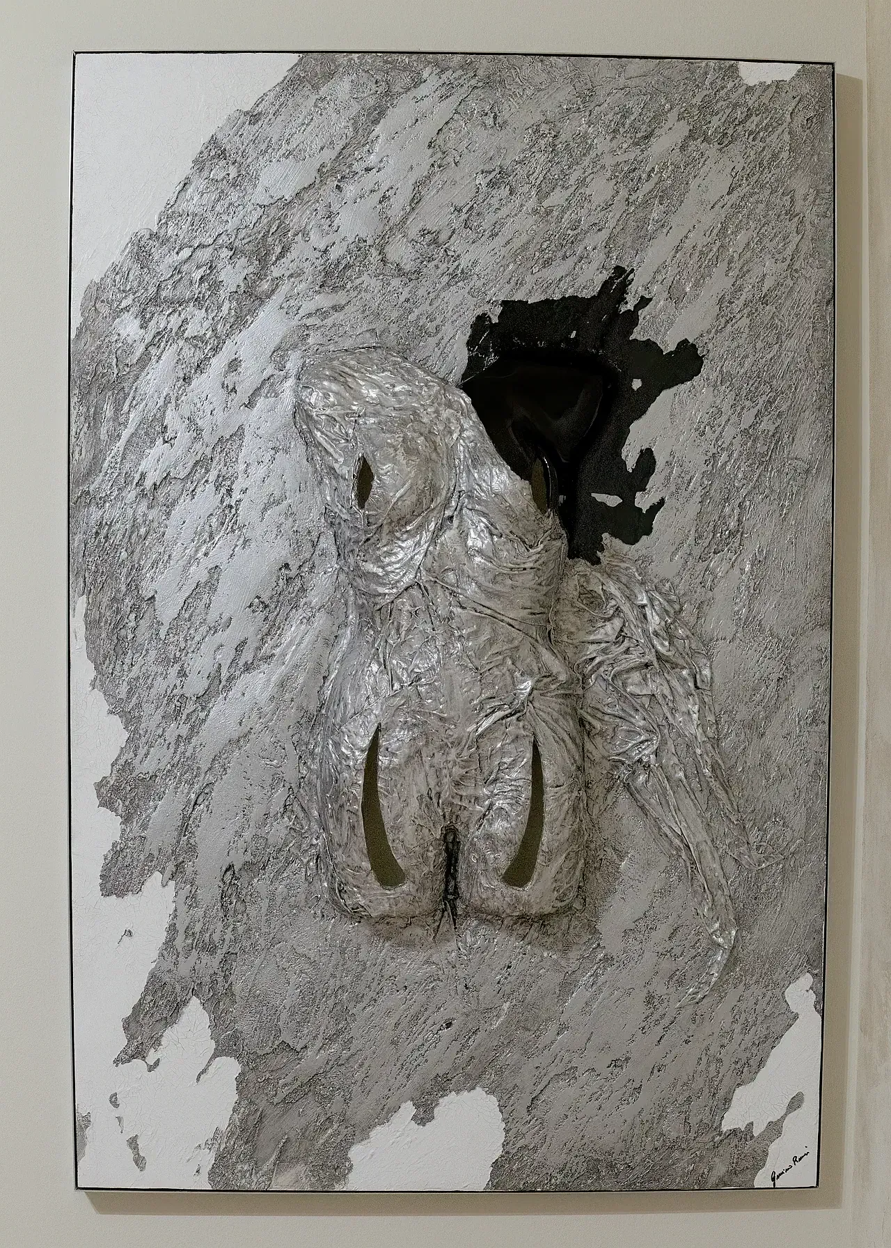 Scultura tridimensionale su tela raffigurante un torso umano astratto in resina bianca e inclusione nera dell'artigiano-artista Guerino Rusconi.