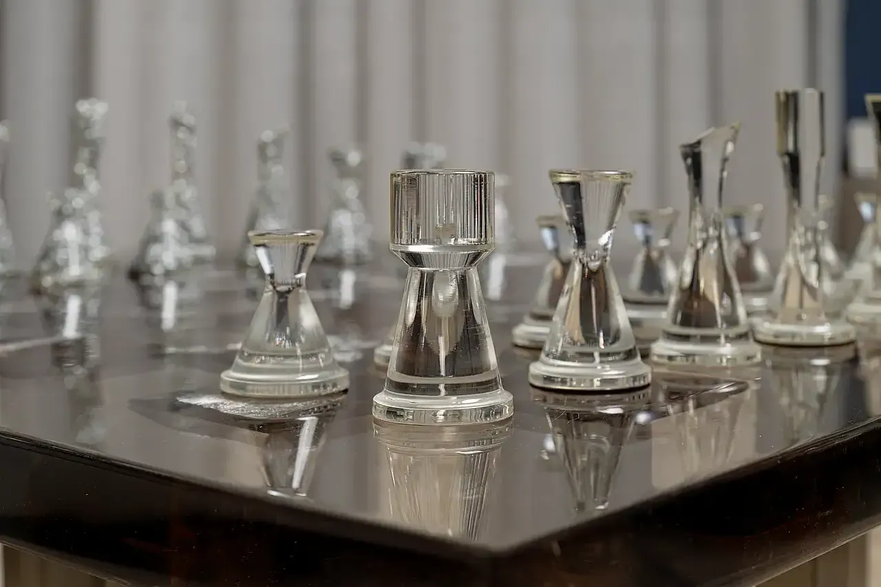 Dettaglio pedine scacchiera in resina epossidica trasparente. Dall'opera tavolino-scacchiera in resina, radica di noce e foglia d'oro dell' artigiano-artista Guerino Rusconi.