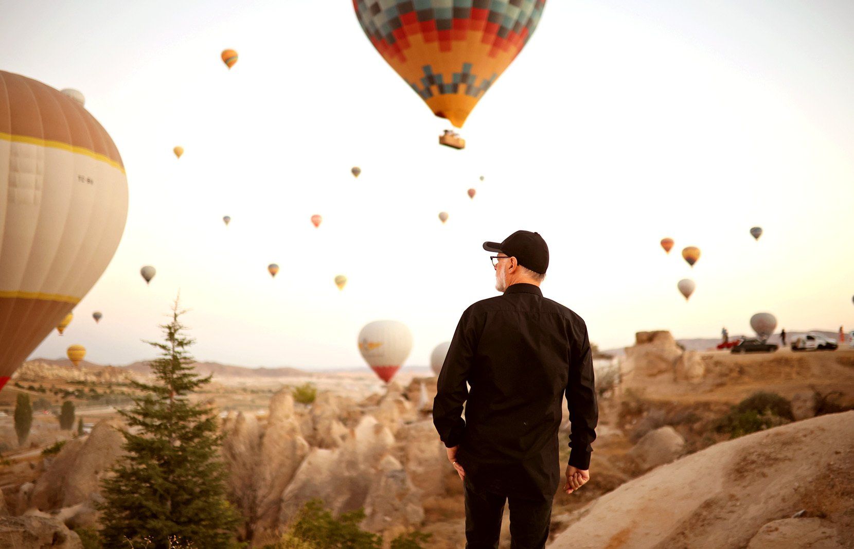 pilot-filling-hot-air-balloon-with-gas-in-flight-over-cappadocia-turkey
