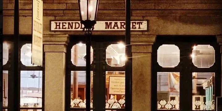 A store front with a sign that says hendrix market
