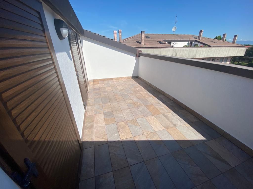 Rifacimento terrazza. 
Impermeabilizzazione, tinteggiatura,  tinteggiatura esterna terrazzo, nuova pavimentazione con piastrelle gres. 