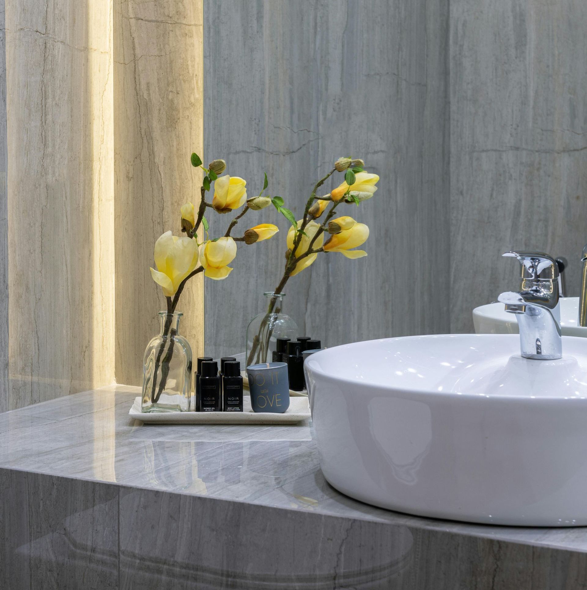 Delightful modern minimalist bathroom