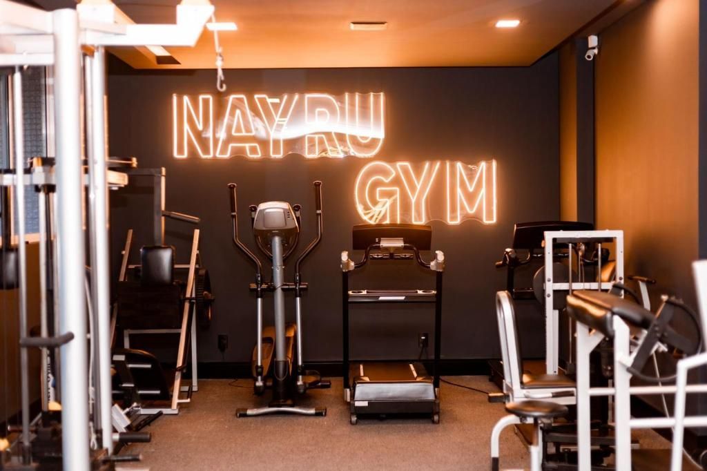 Uma academia com uma placa de neon que diz nayru gym